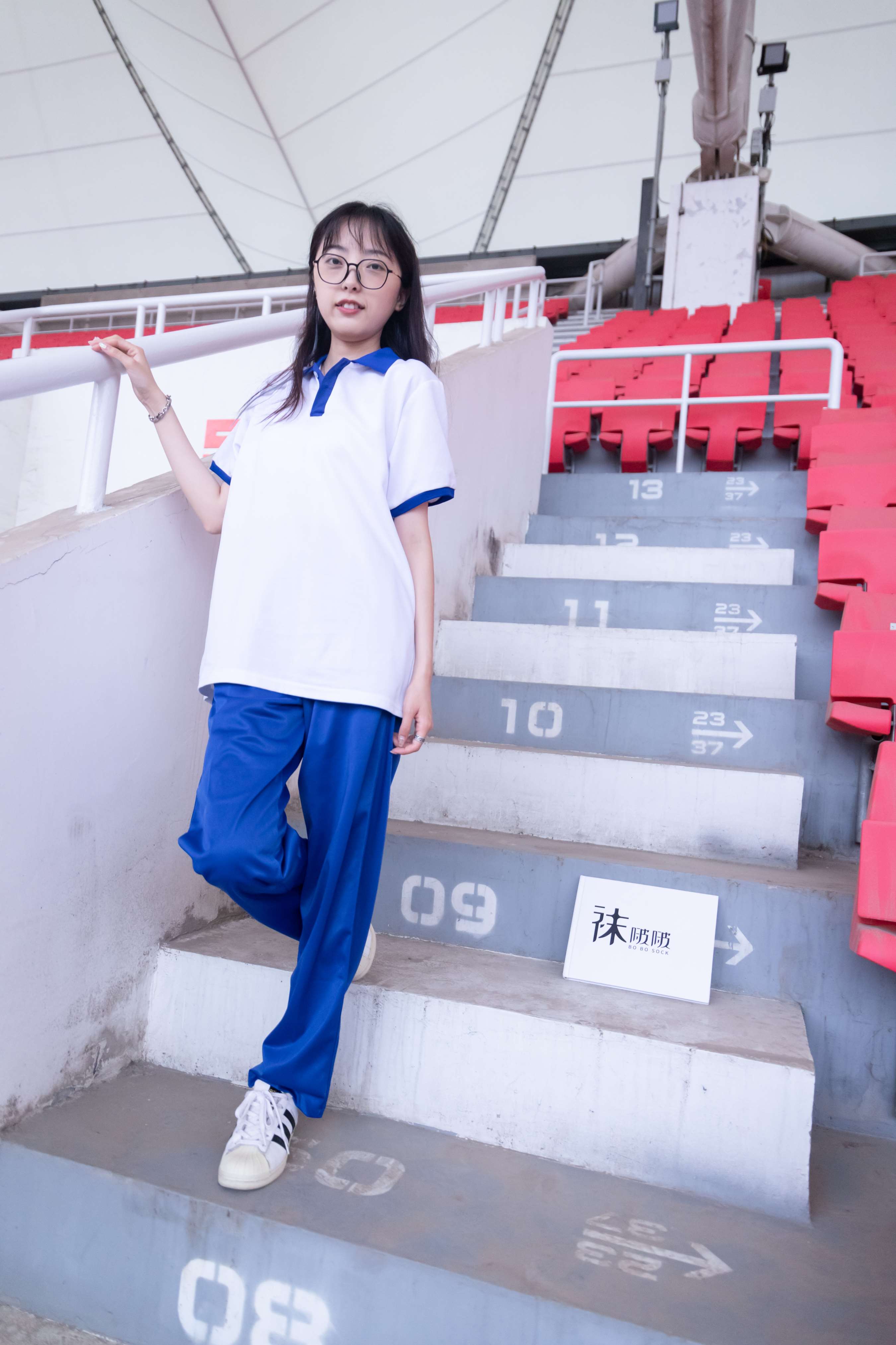 《校服眼镜学妹》作品图