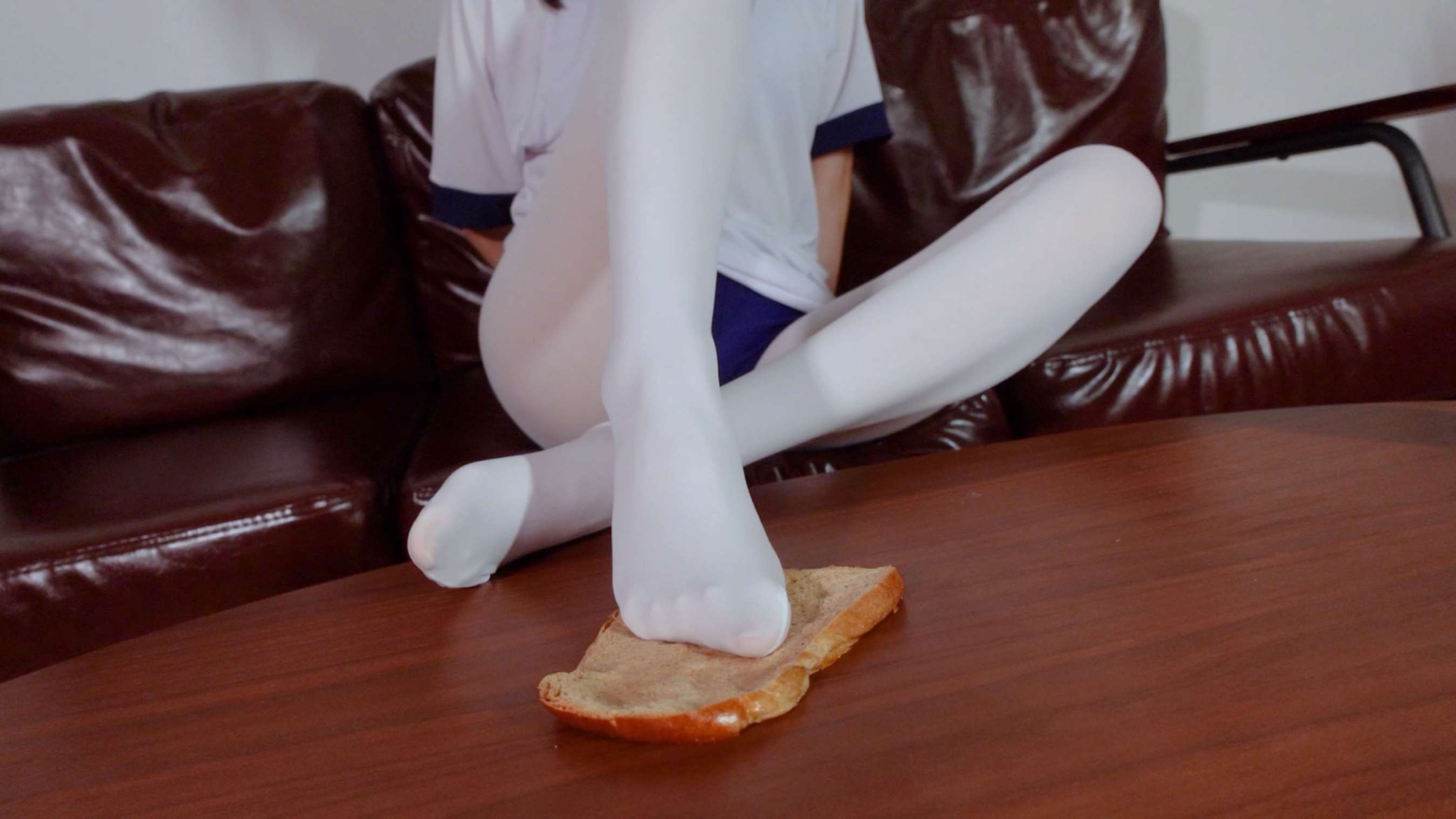 《白丝师姐丝脚玩物》作品图