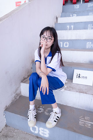 校服眼镜学妹