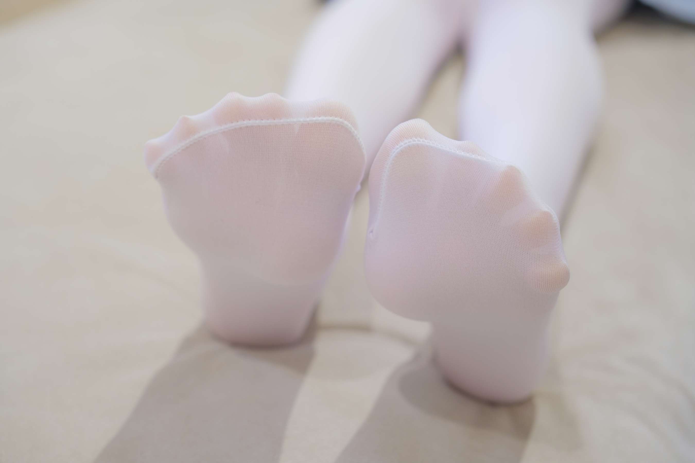 《白丝小姐姐玩小玩具》作品图