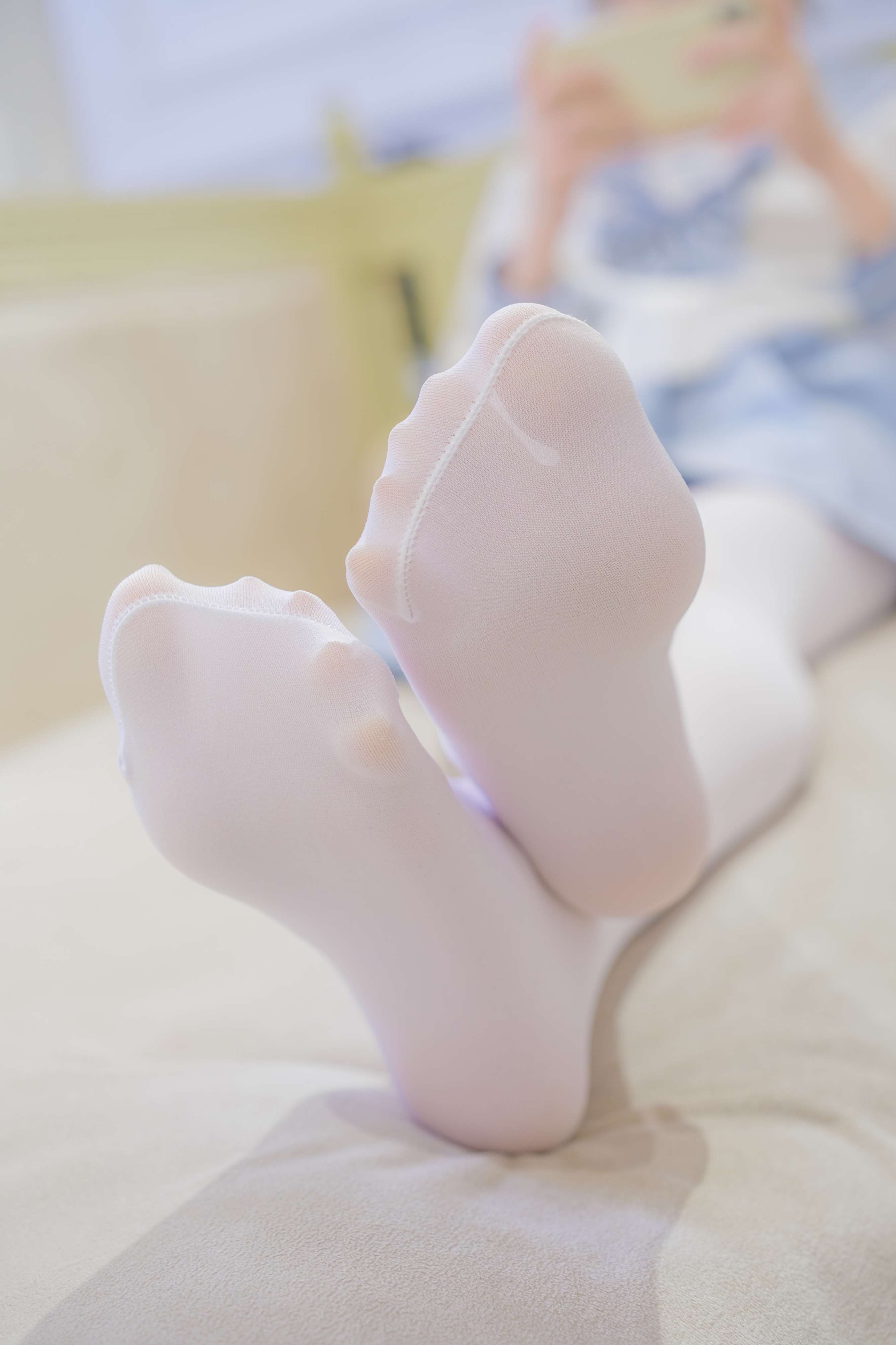 《白丝小姐姐玩小玩具》作品图