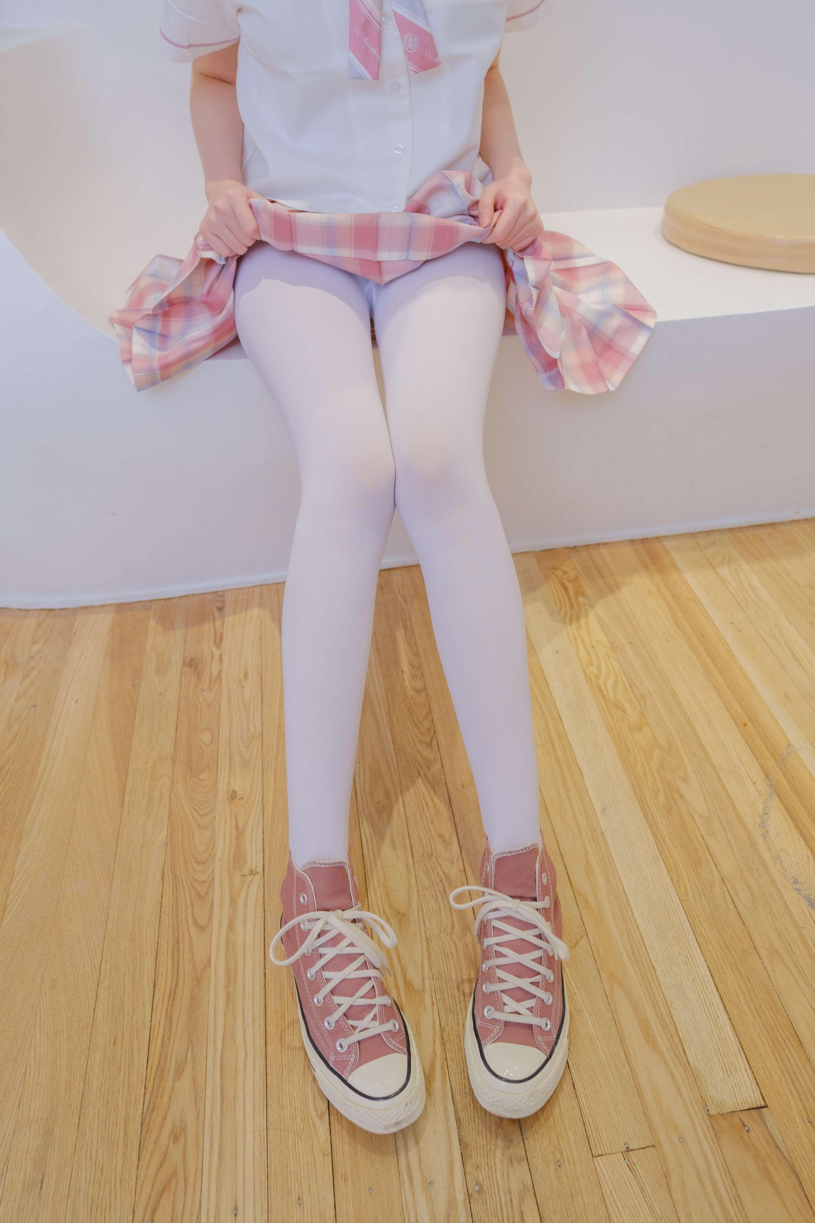 《学妹帆布鞋の白丝足》作品图