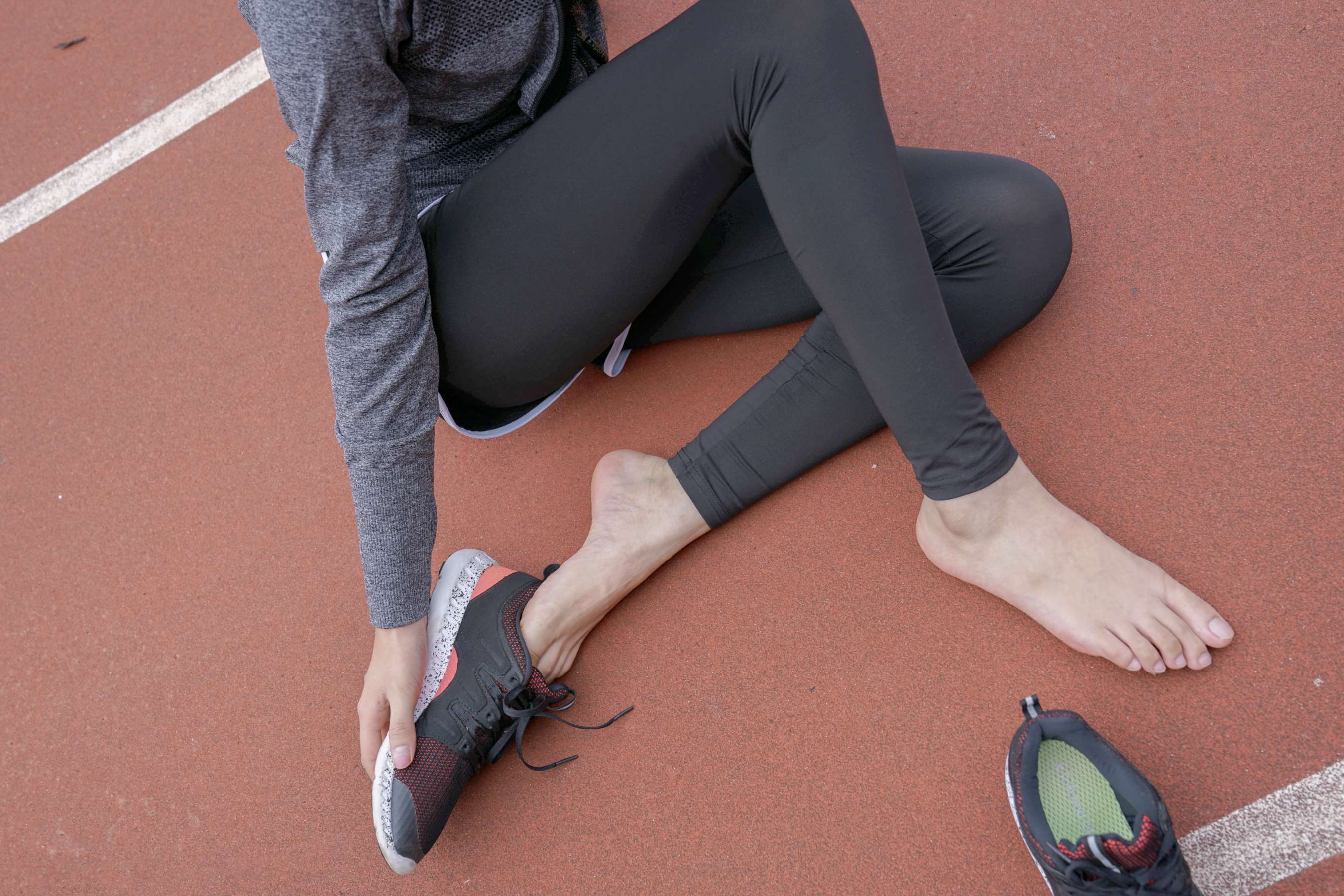 《师妹脱掉刚跑完步的运动鞋，味道有点大》作品图