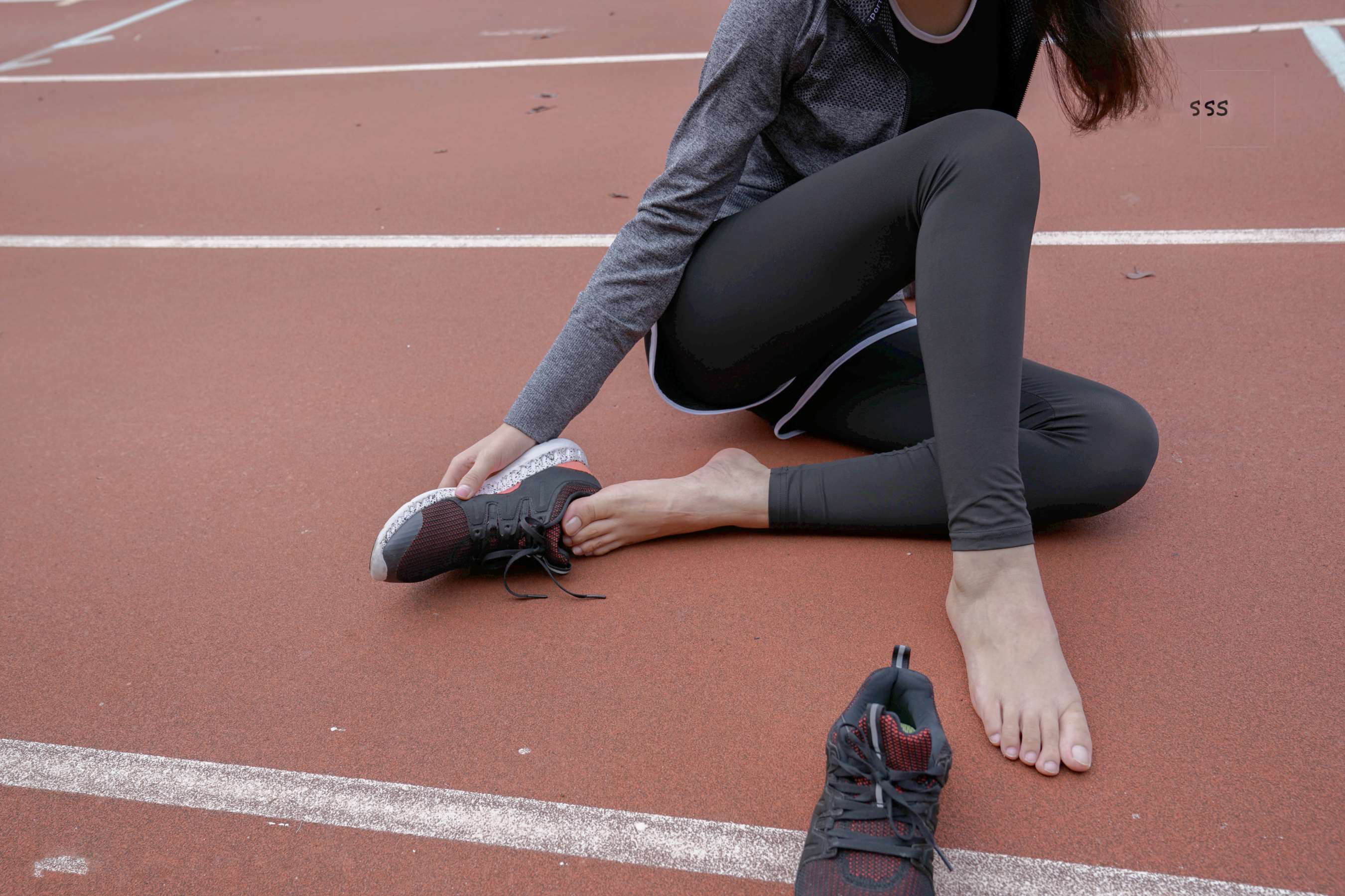 《师妹脱掉刚跑完步的运动鞋，味道有点大》作品图