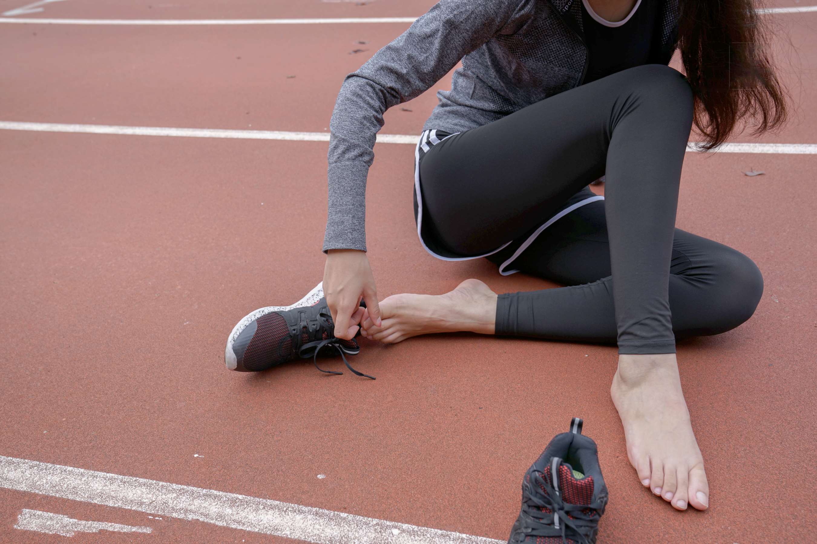《师妹脱掉刚跑完步的运动鞋，味道有点大》作品图