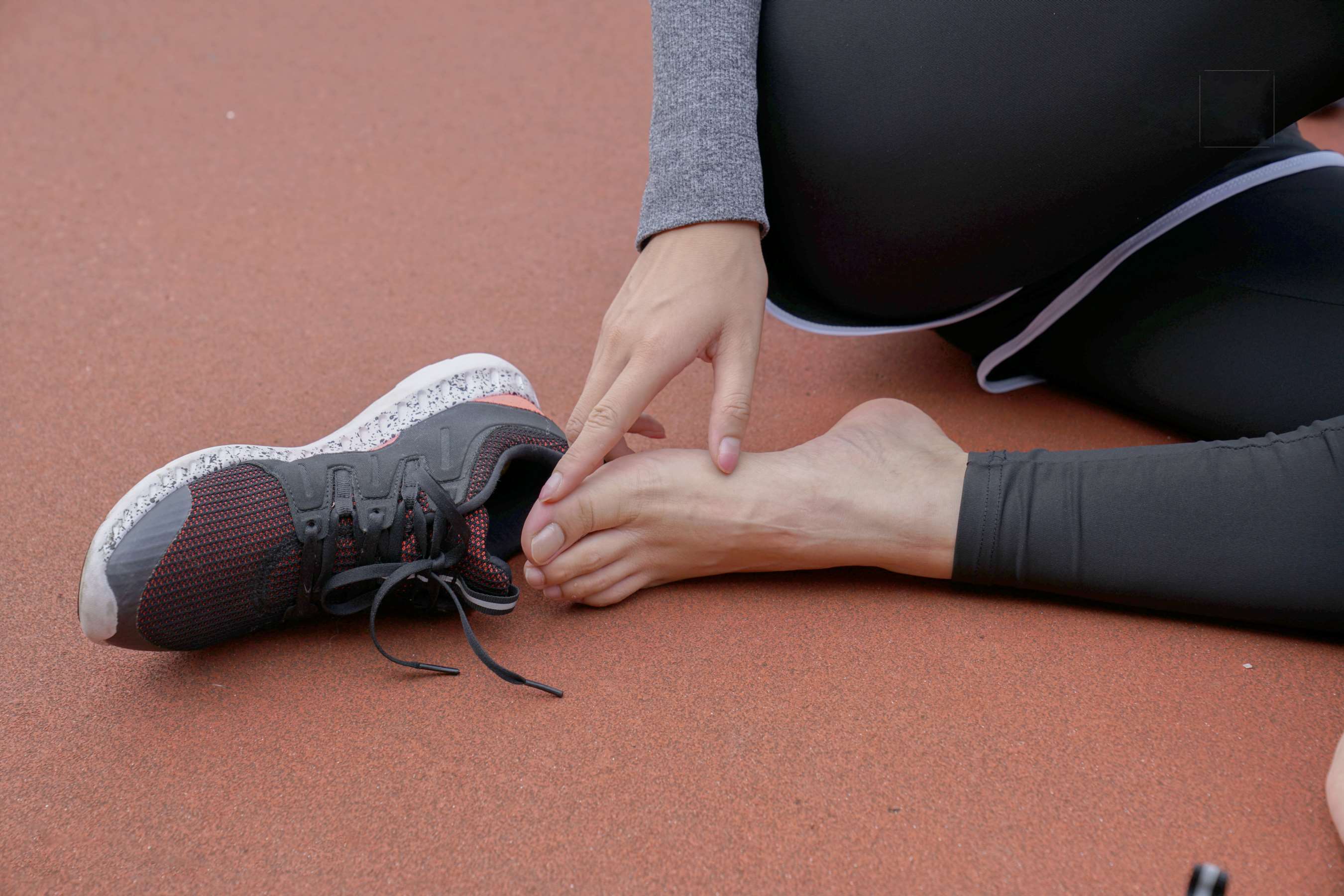 《师妹脱掉刚跑完步的运动鞋，味道有点大》作品图