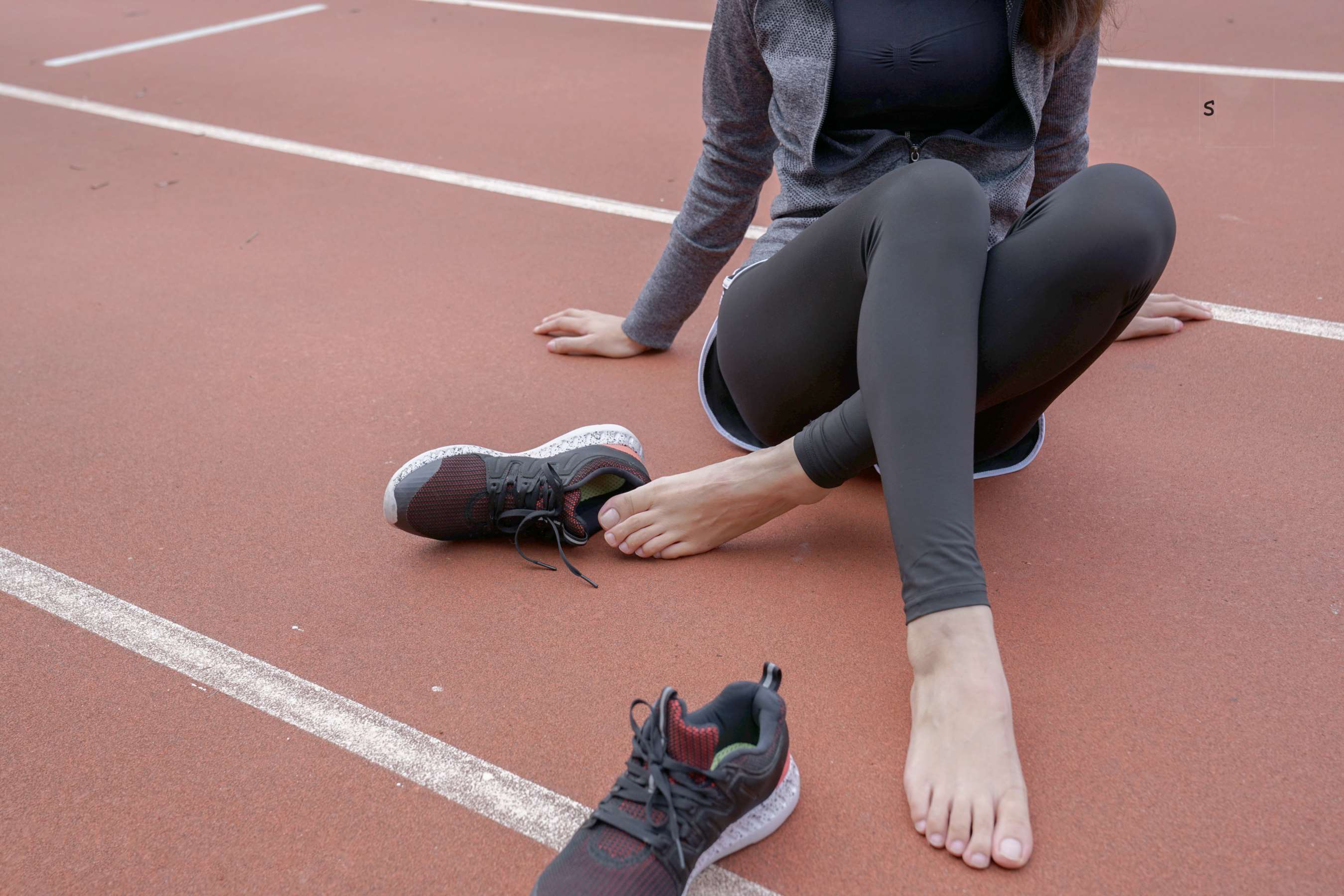 《师妹脱掉刚跑完步的运动鞋，味道有点大》作品图