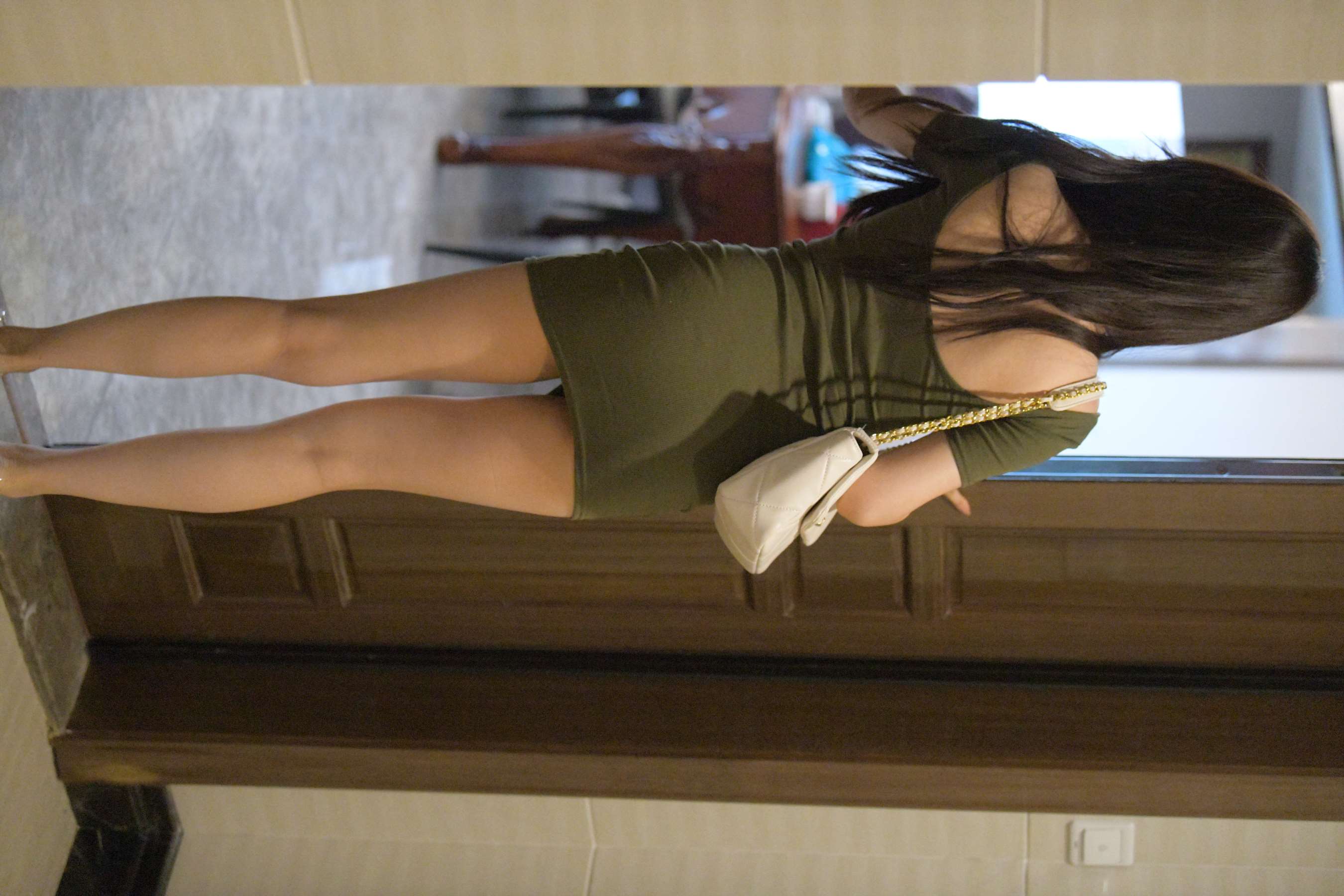 《少女短高跟赤足》作品图