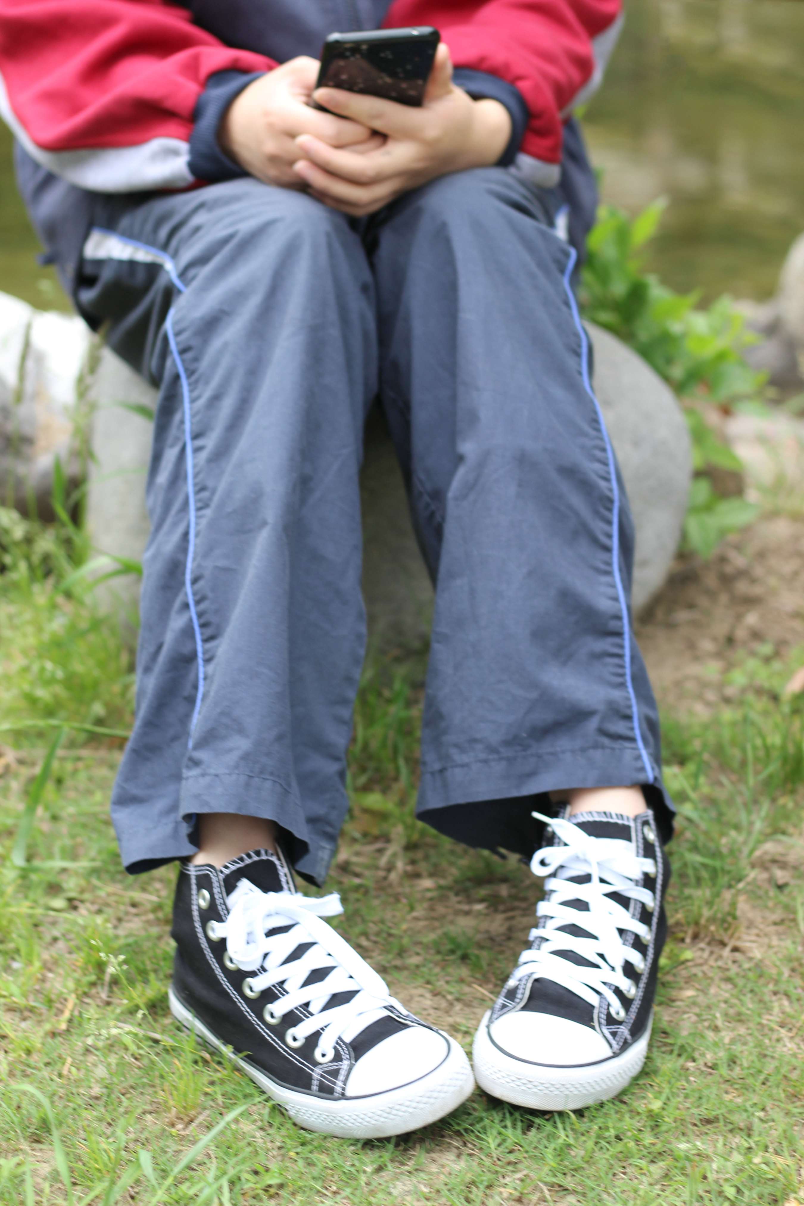 《少女帆布鞋の白棉袜脚》作品图