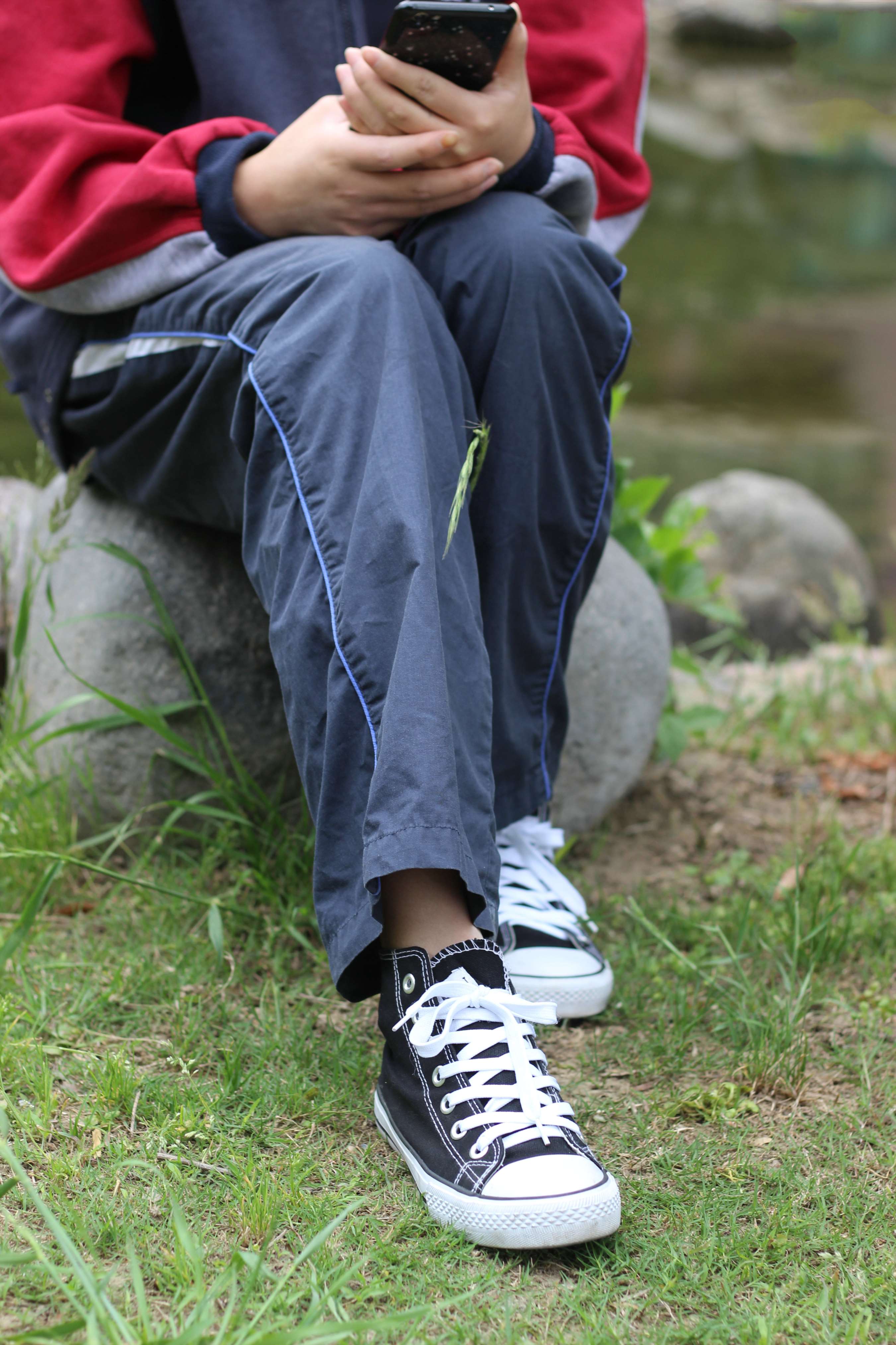 《少女帆布鞋の白棉袜脚》作品图