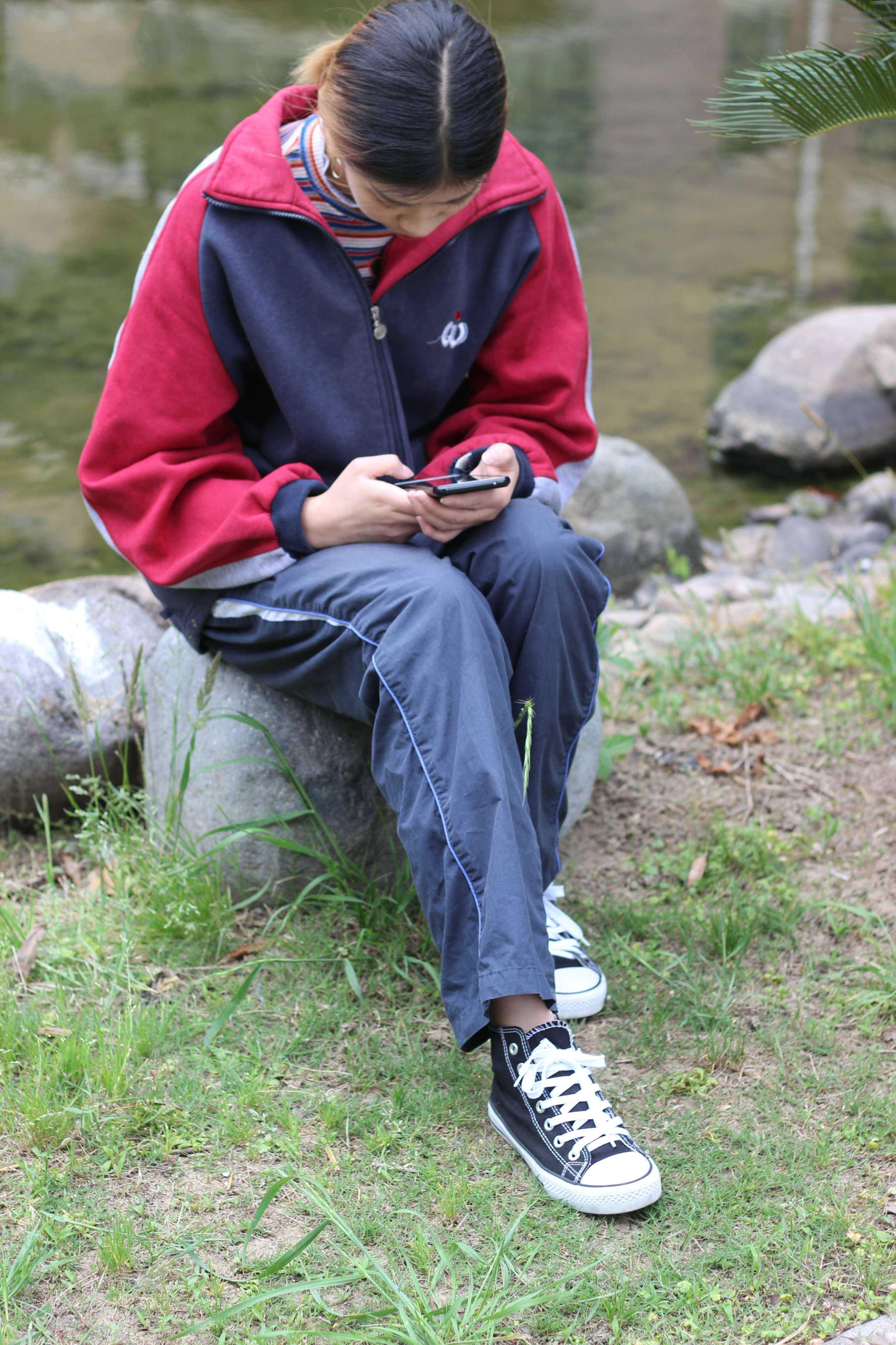 《少女帆布鞋の白棉袜脚》作品图