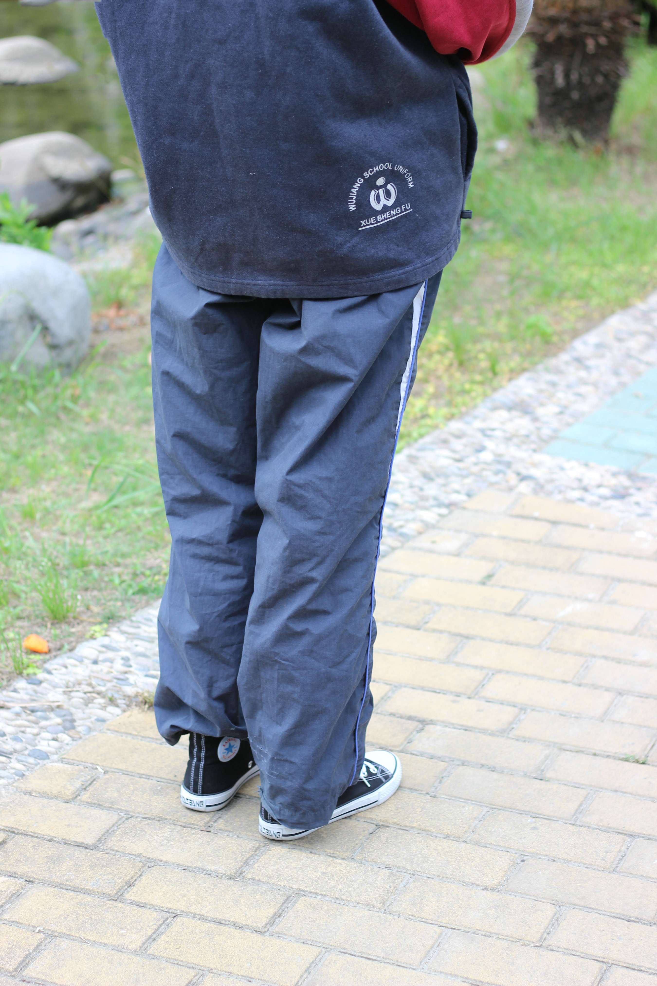 《少女帆布鞋の白棉袜脚》作品图