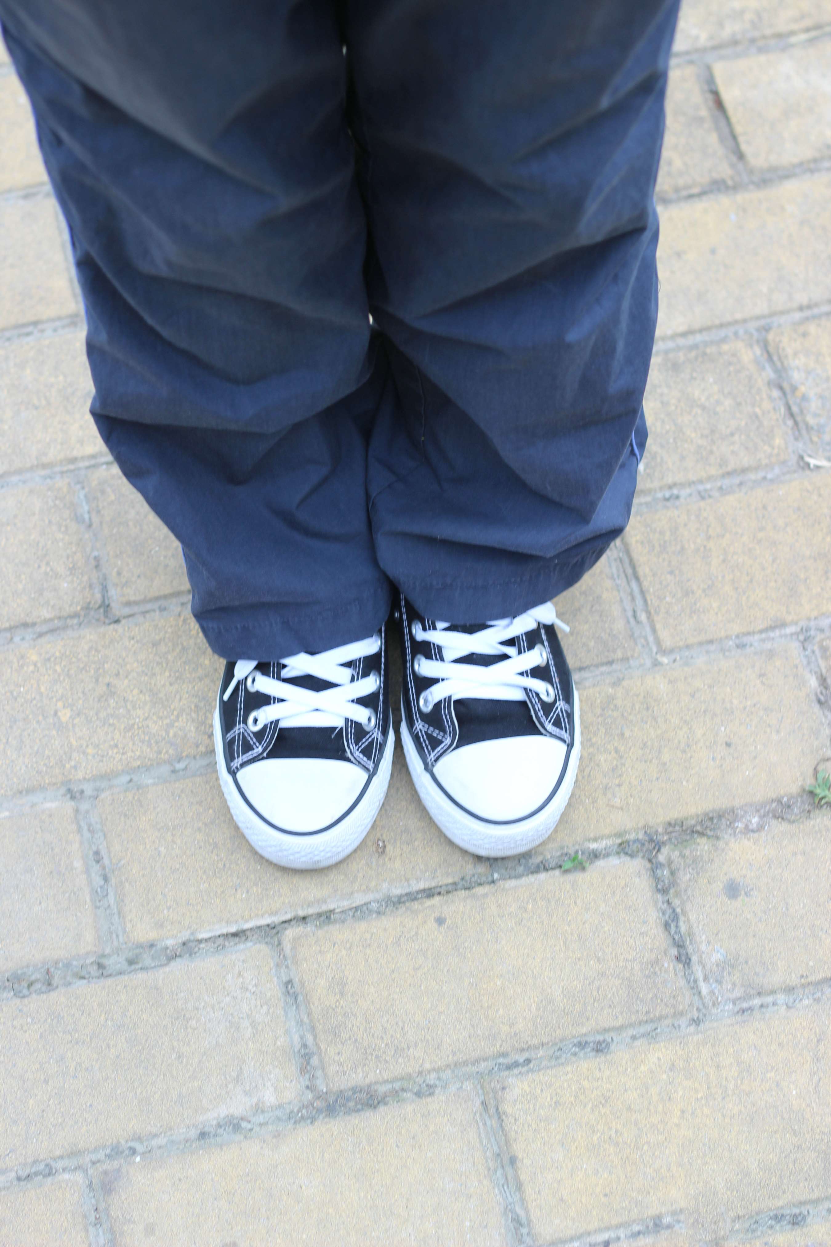 《少女帆布鞋の白棉袜脚》作品图