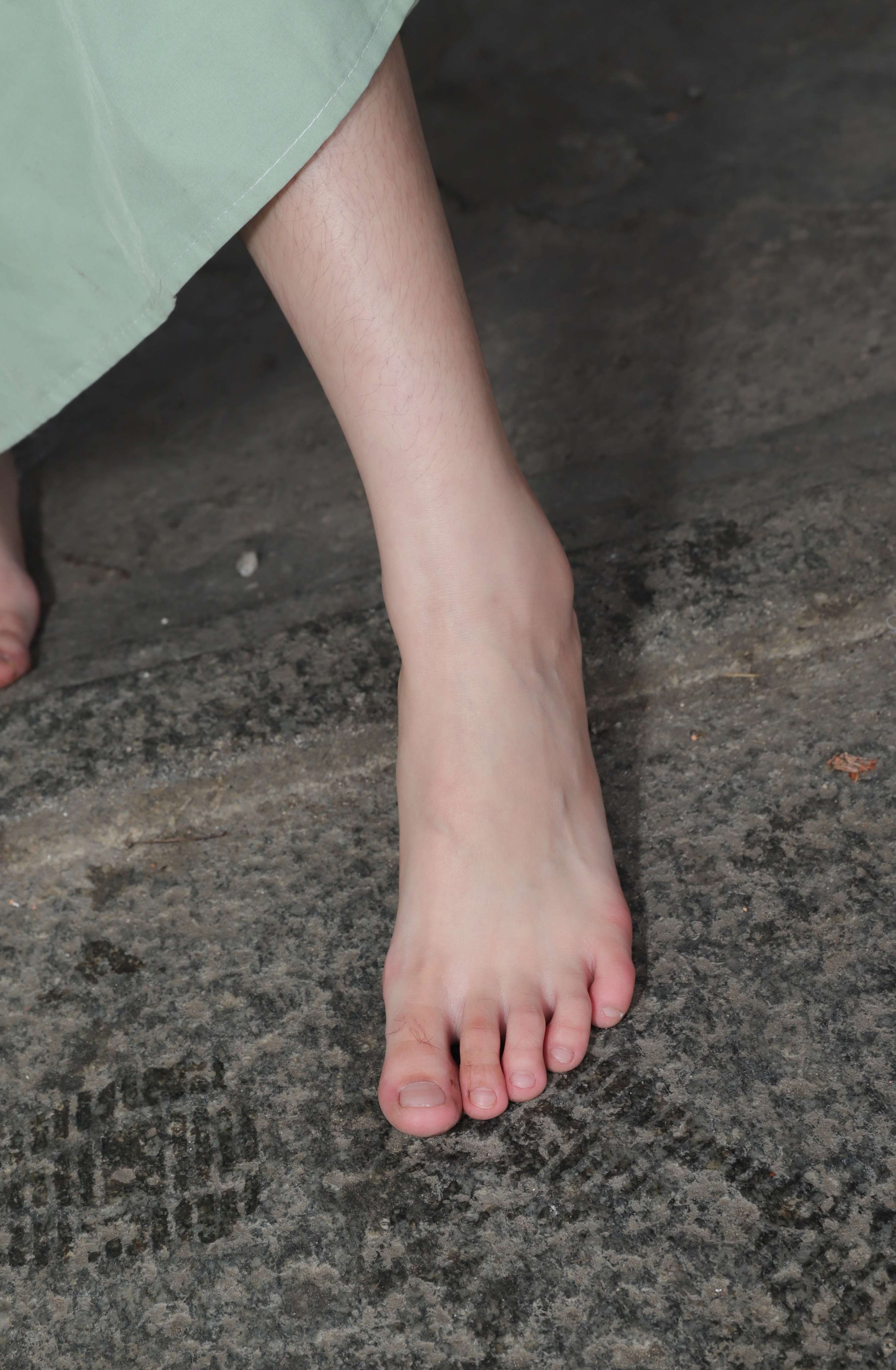 《珊珊学姐穿上汉服在古镇赤脚玩耍》作品图