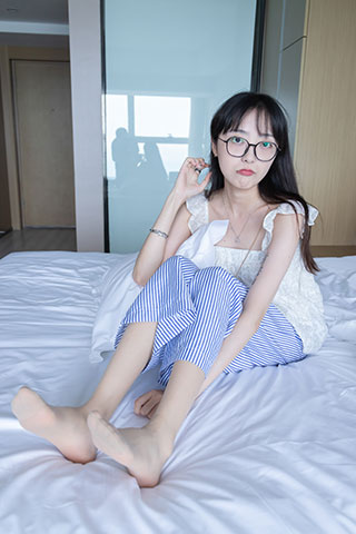 眼镜少女的丝足