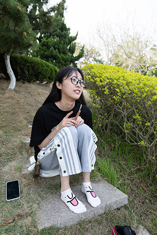 四眼少女的白棉袜脚