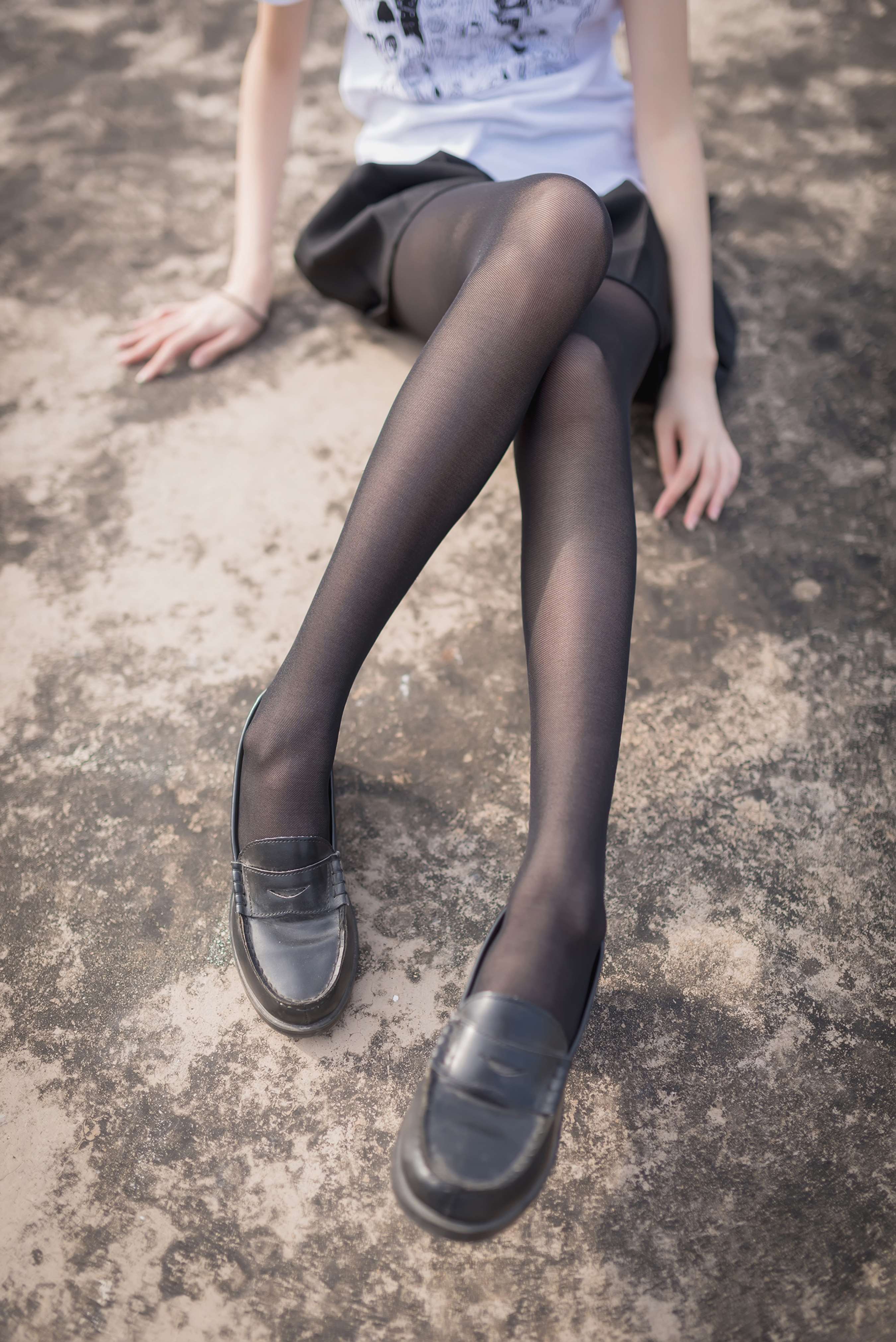 《小姐姐皮鞋の黑丝脚》作品图