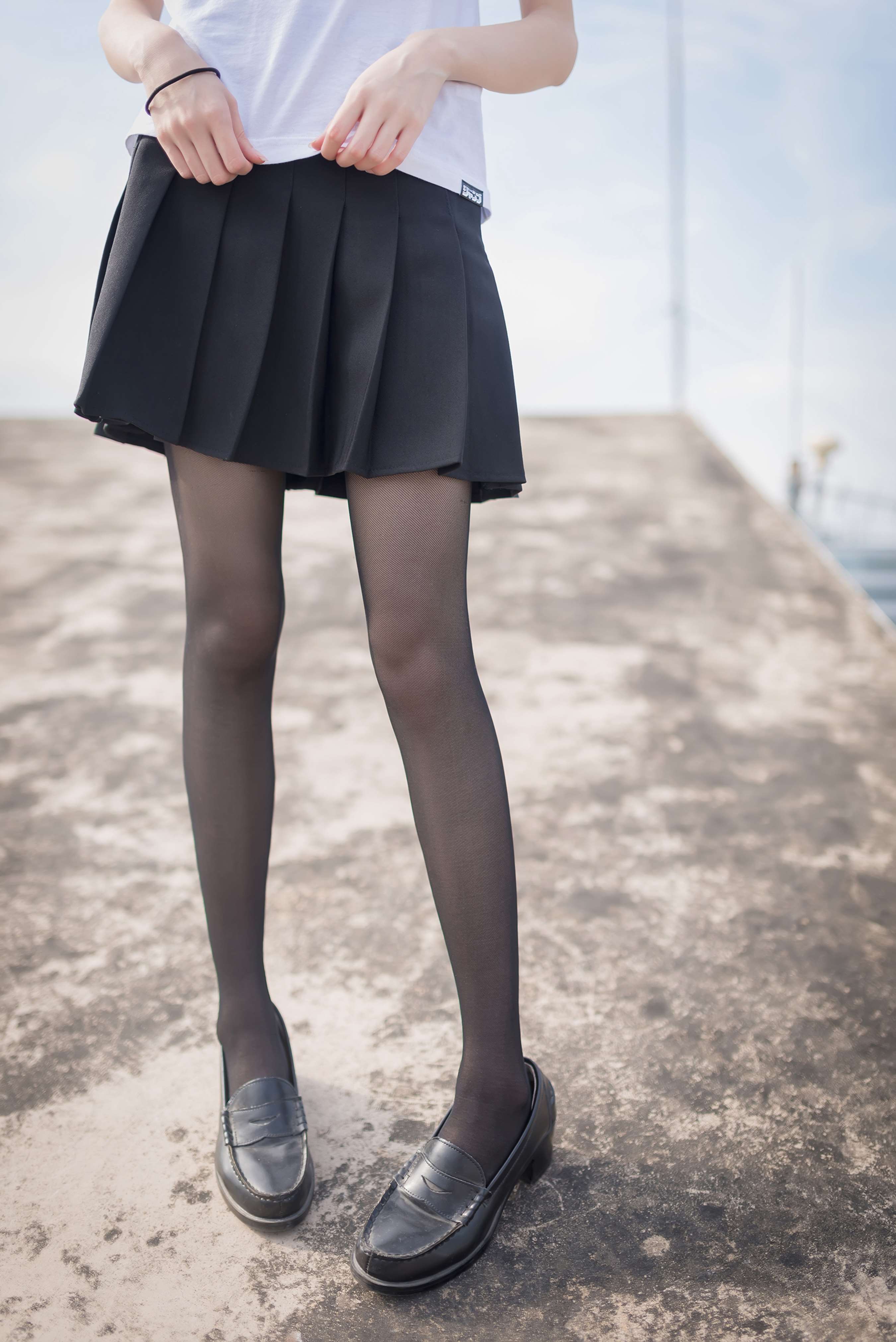 《小姐姐皮鞋の黑丝脚》作品图