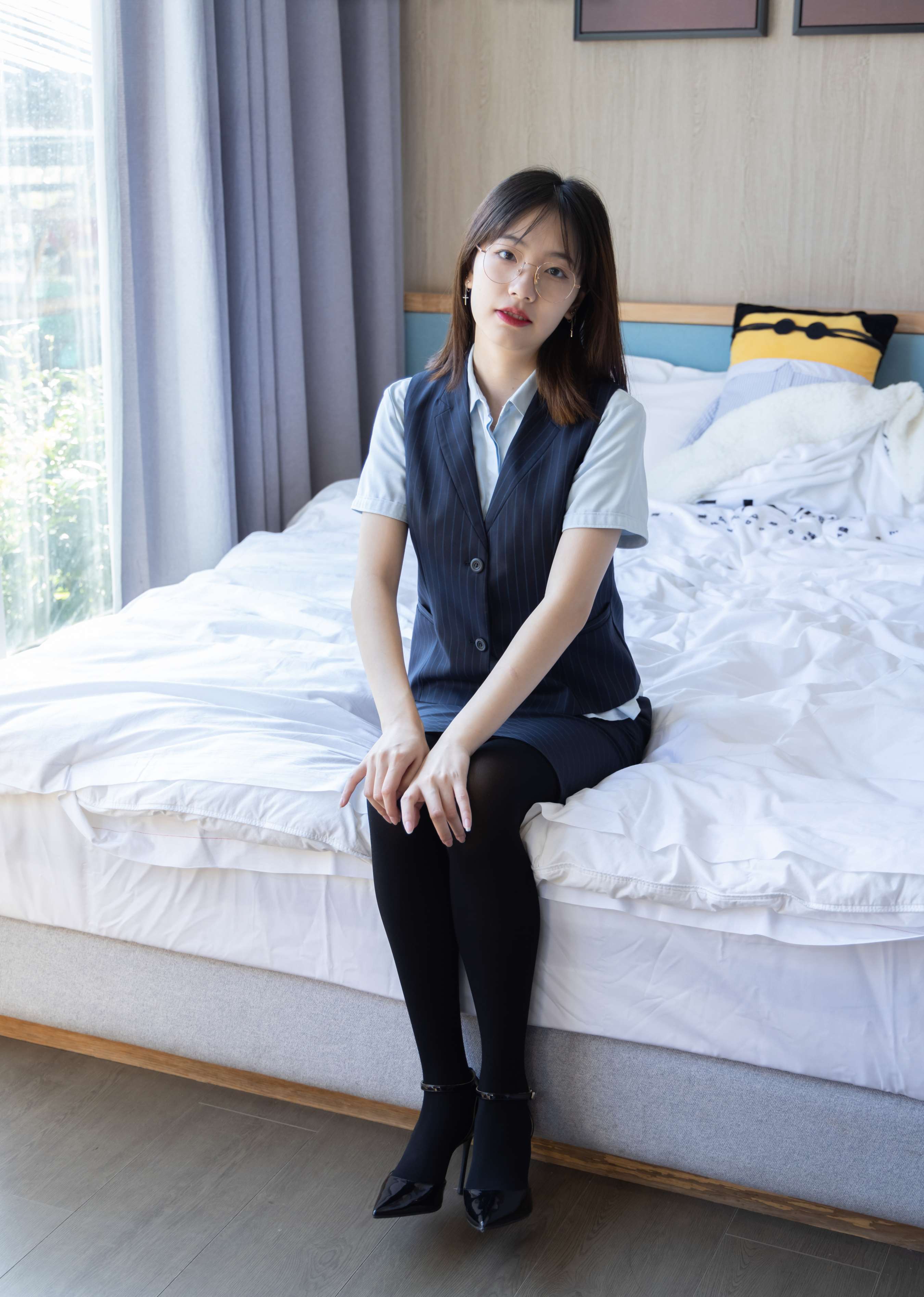 《小甜豆师姐高跟の厚黑丝》作品图