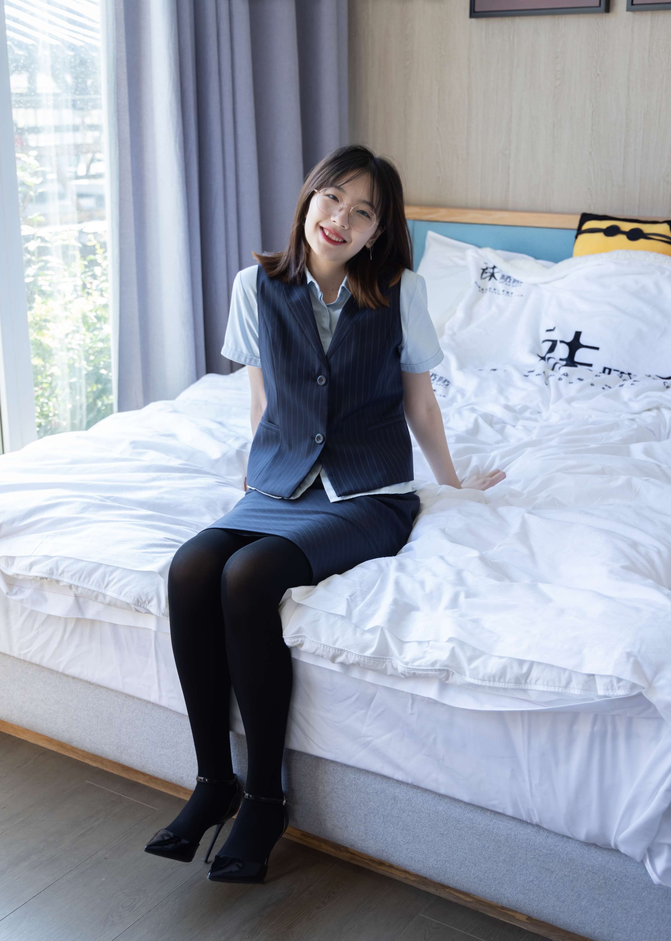 《小甜豆师姐高跟の厚黑丝》作品图