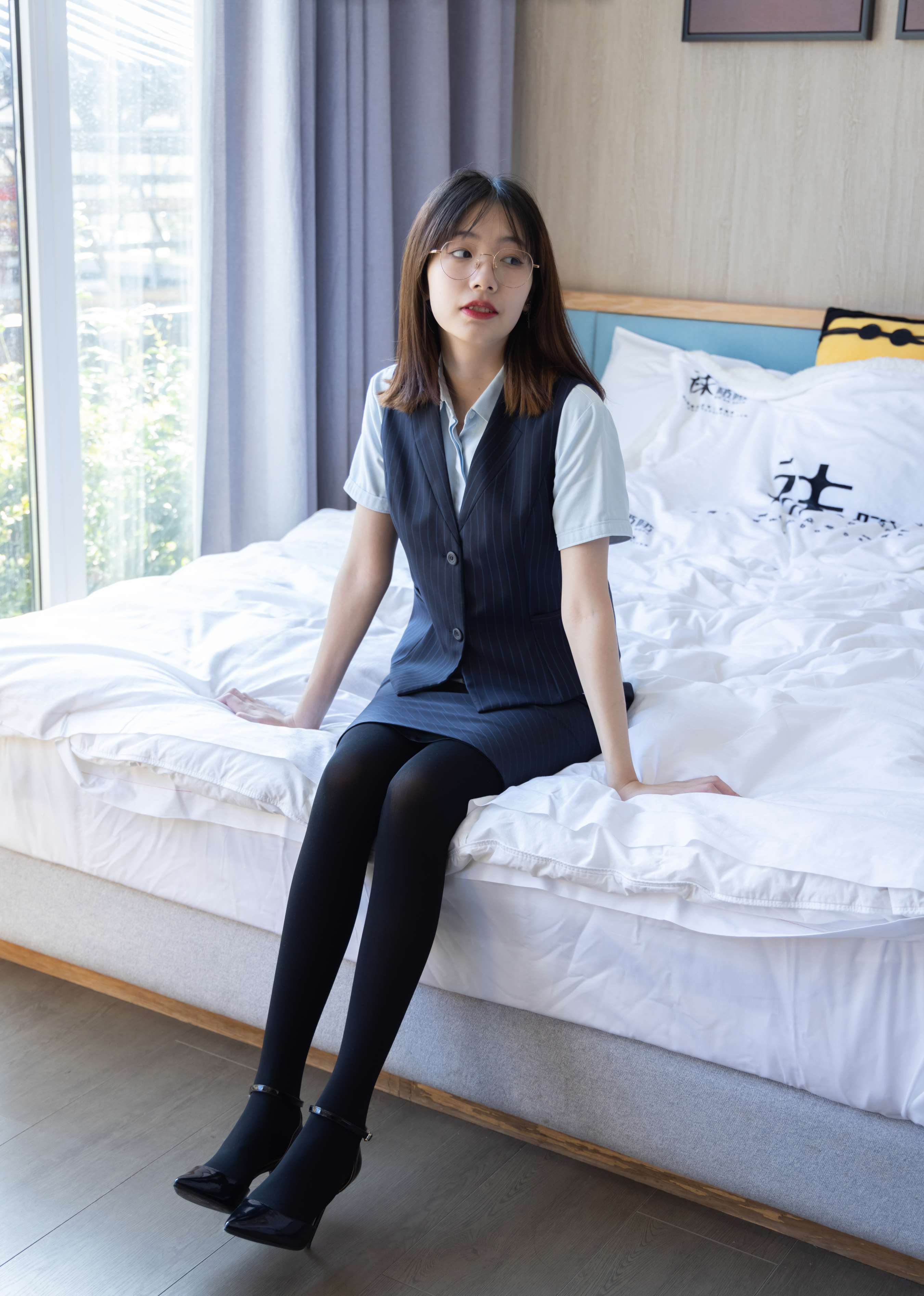 《小甜豆师姐高跟の厚黑丝》作品图