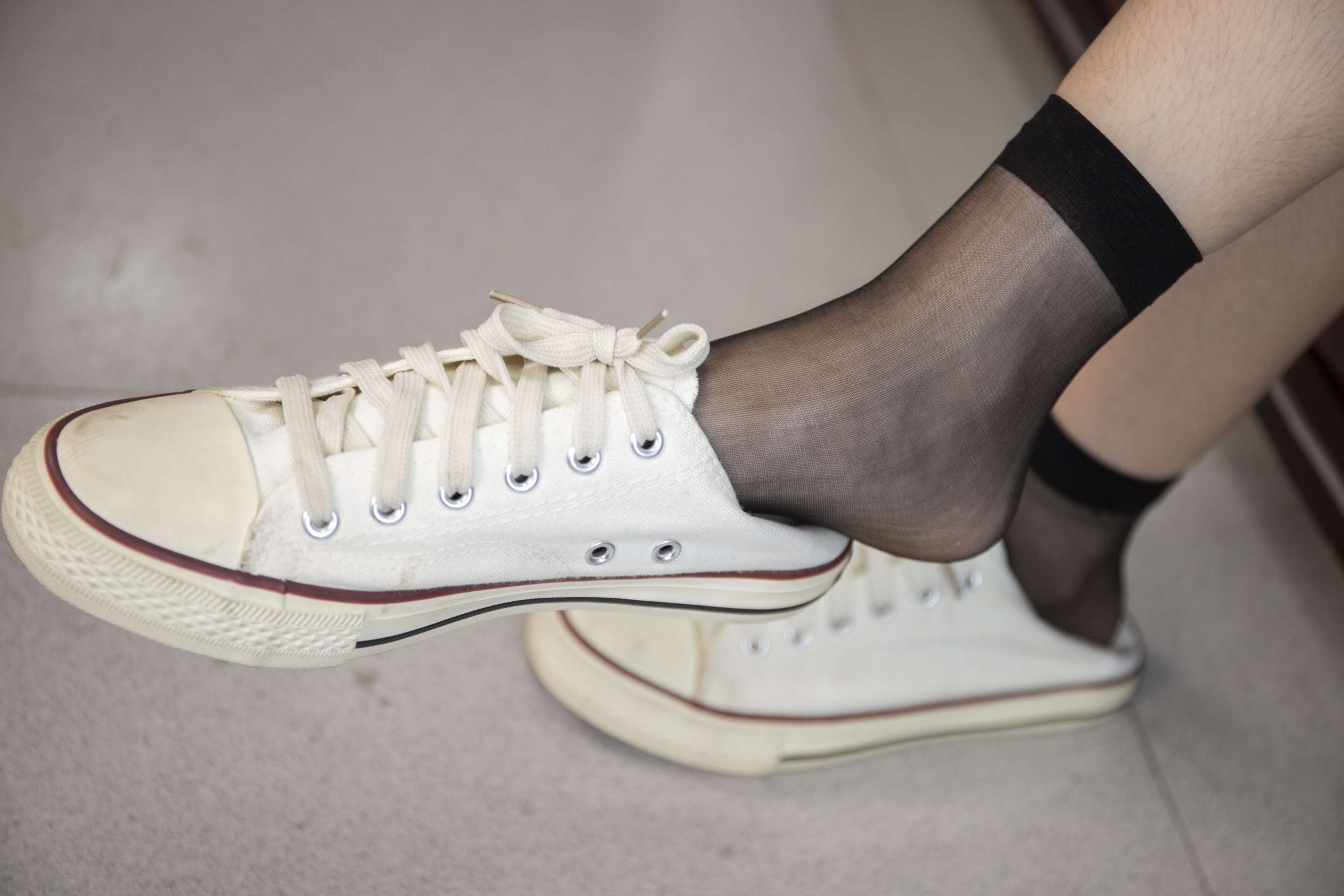 《静儿少女帆布鞋の黑丝脚丫》作品图