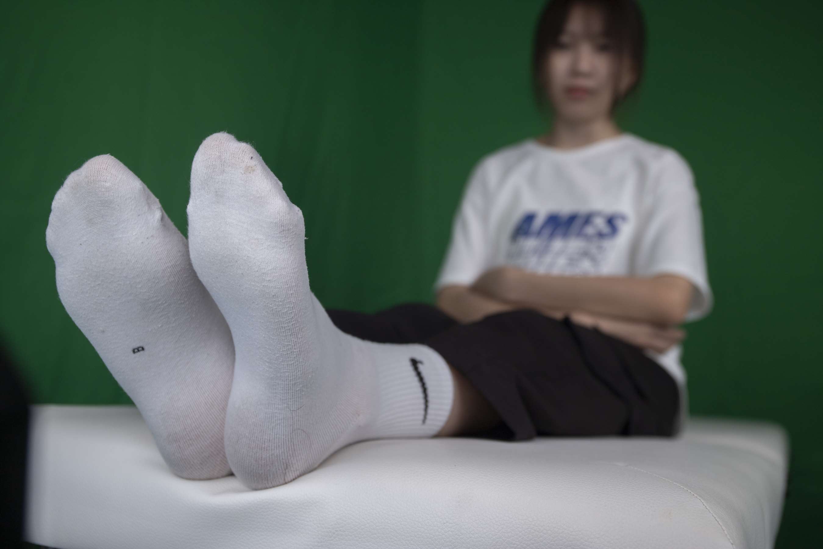 《清纯师妹晓琴展骨感脚丫》作品图