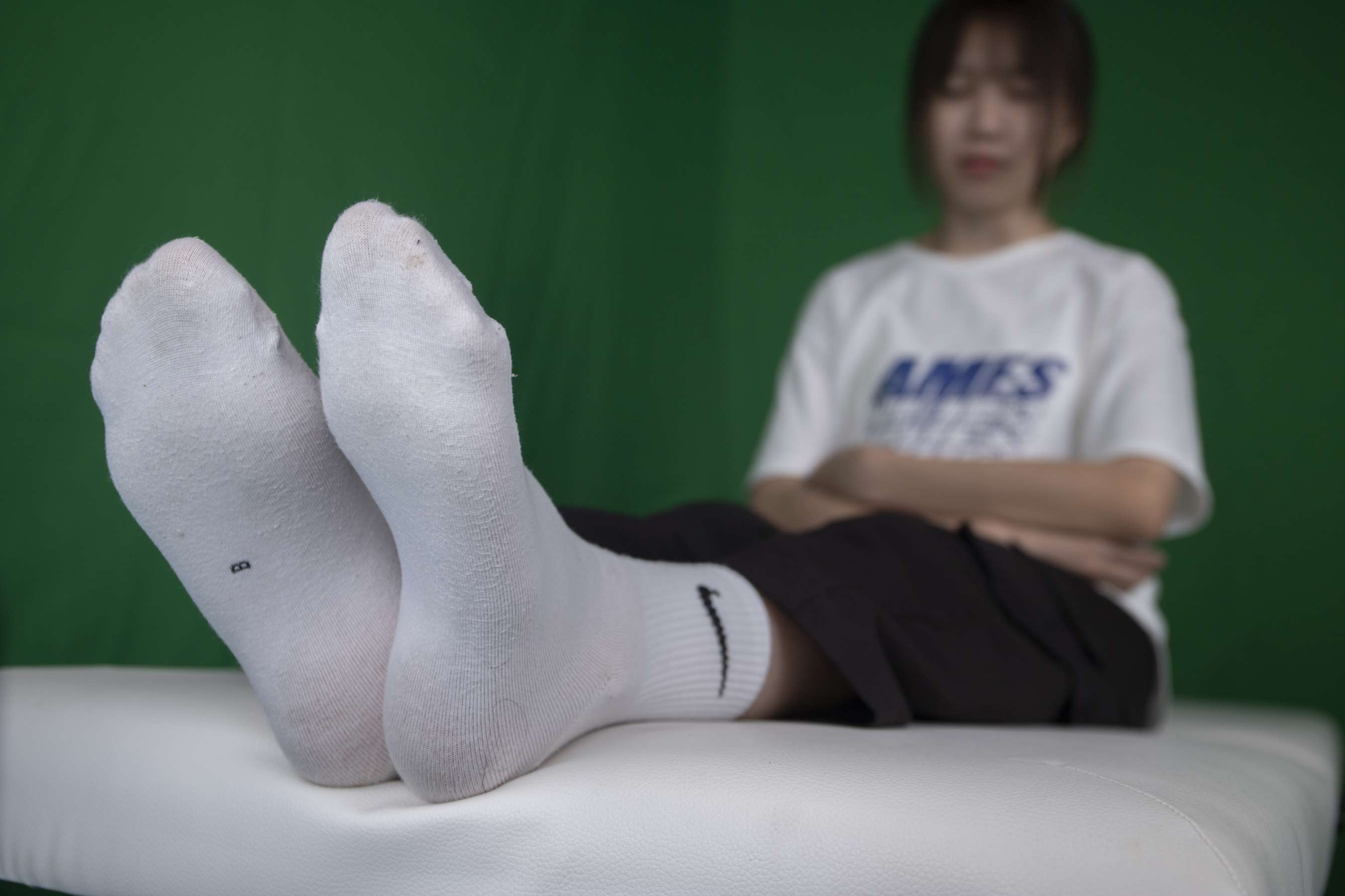 《清纯师妹晓琴展骨感脚丫》作品图