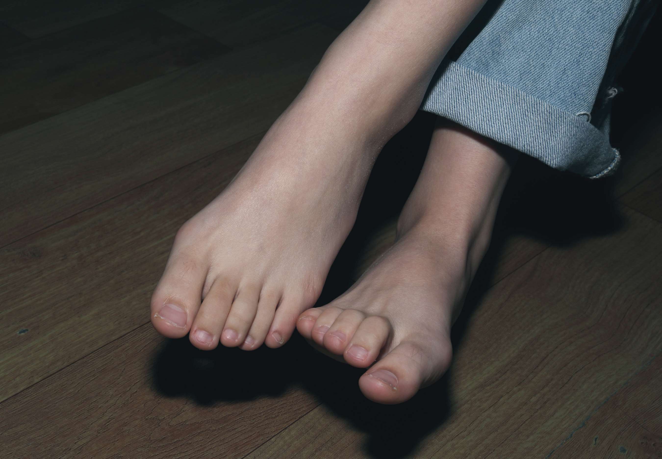 《师妹莹莹展示37码嫩白脚丫》作品图