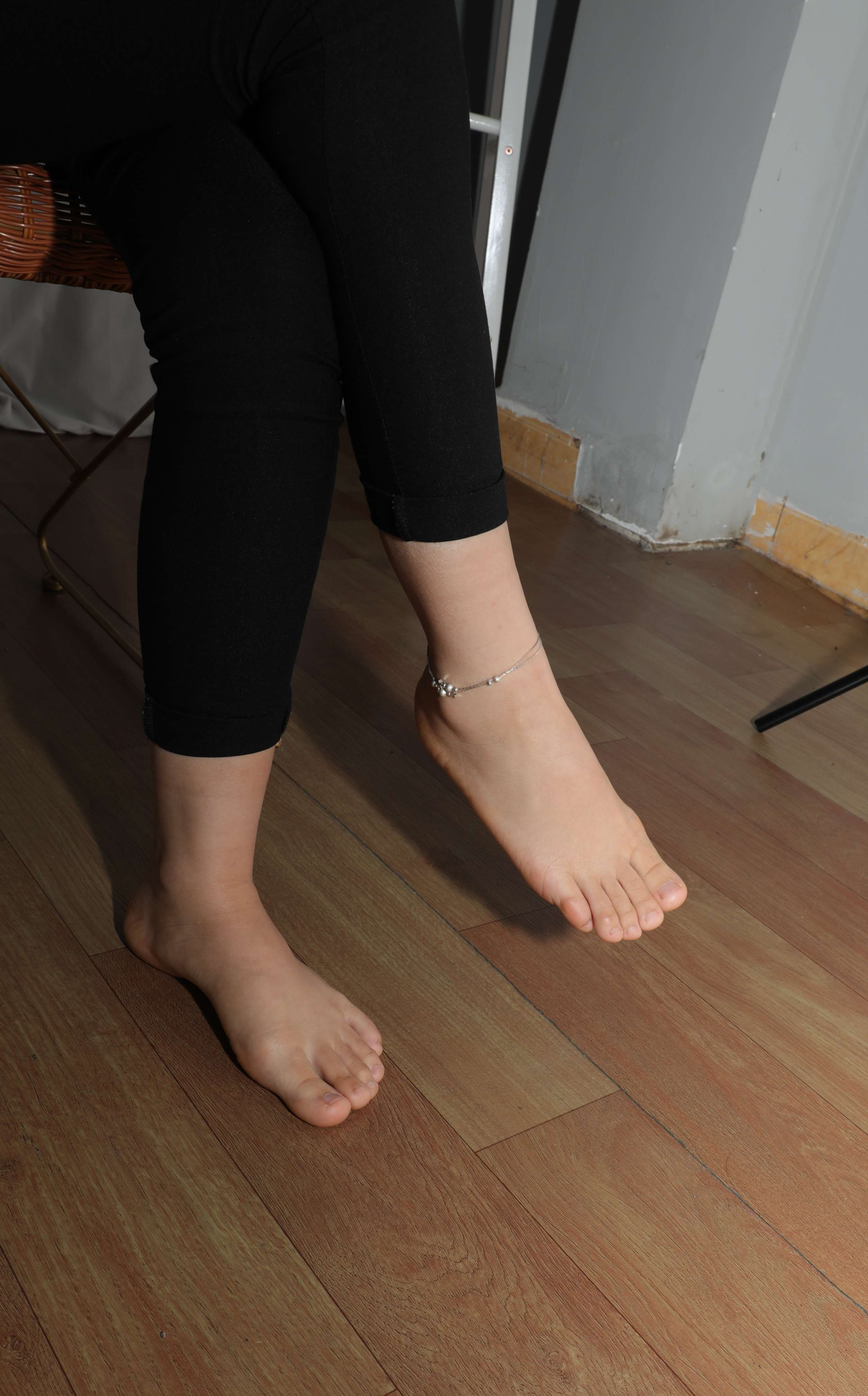 《师妹小宁展示37码小嫩脚》作品图