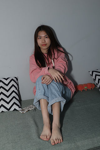 师妹莹莹展示37码嫩白脚丫