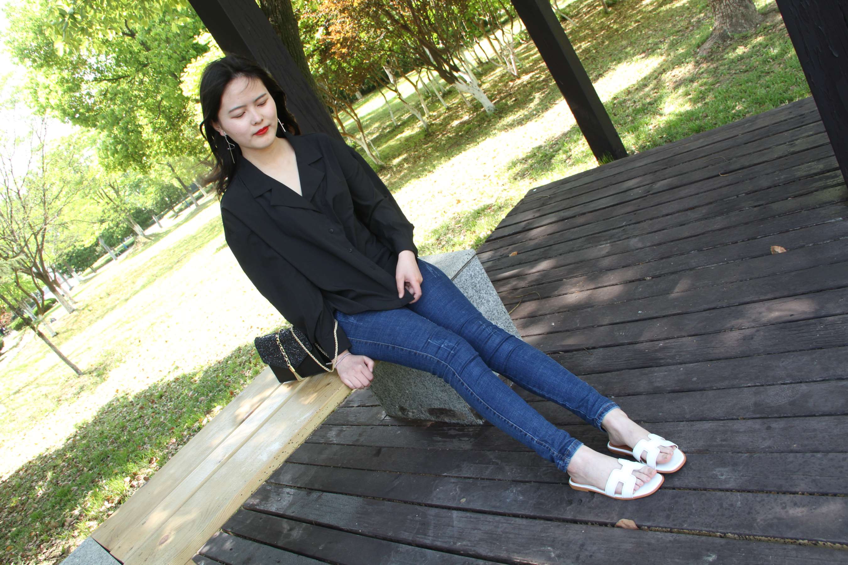 《校园少女穿拖鞋也很舒服的》作品图