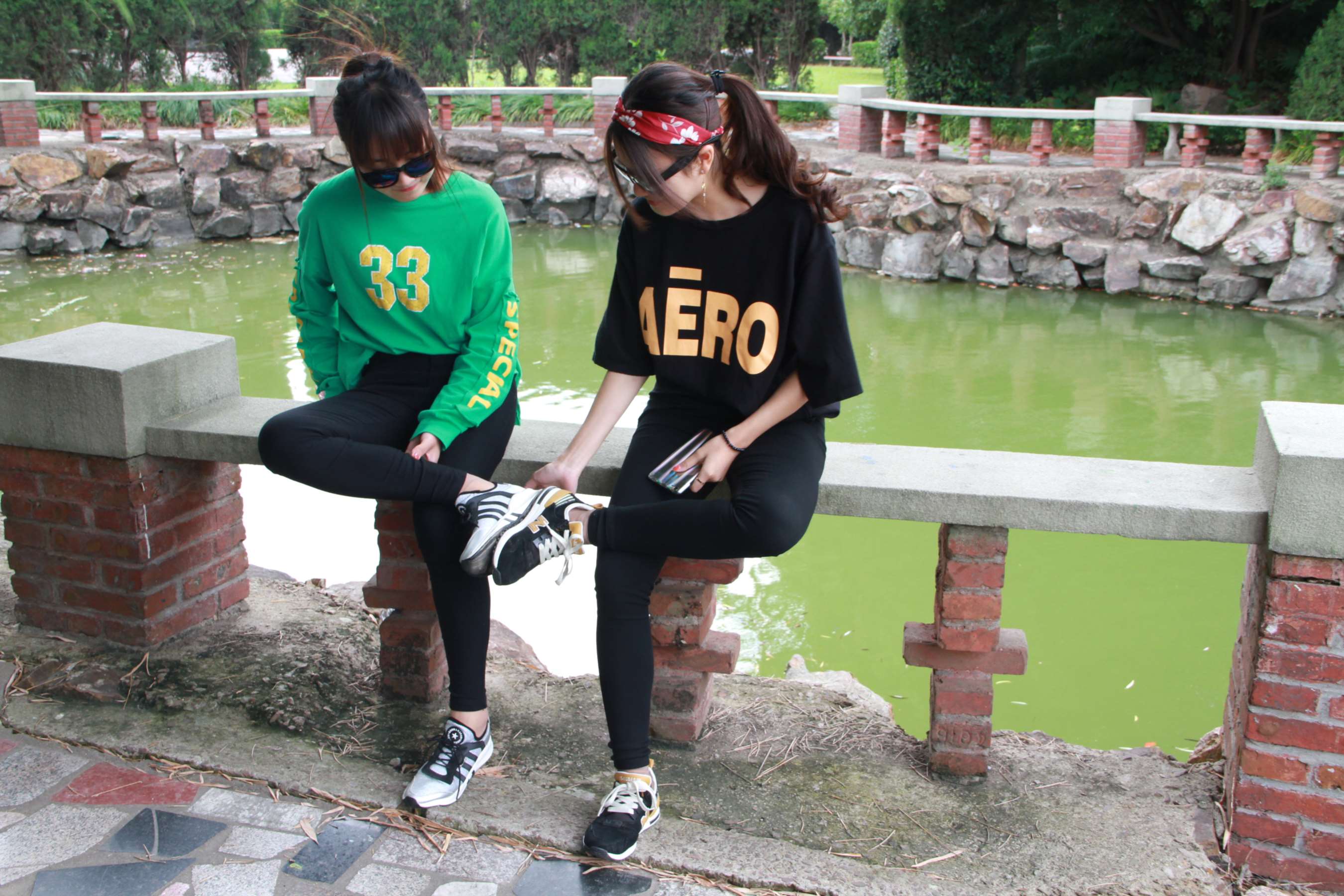 《少女运动鞋短丝互jio》作品图