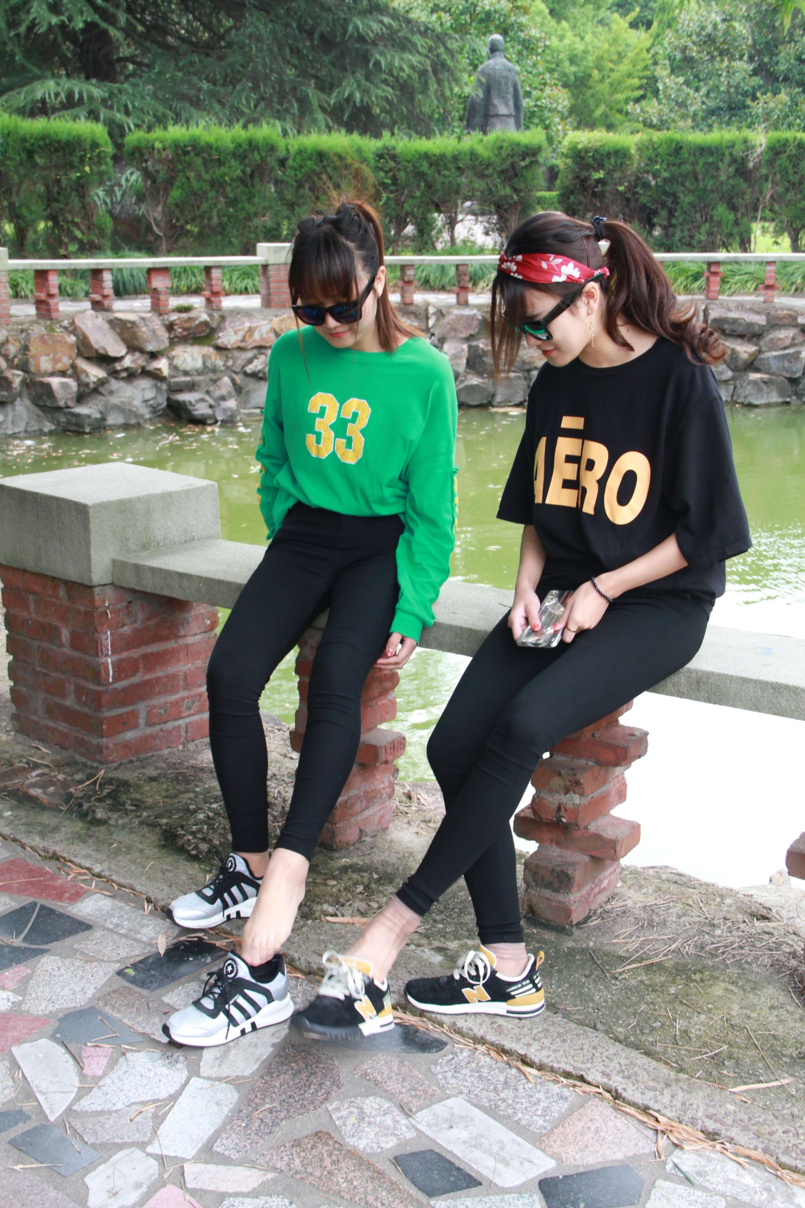 《少女运动鞋短丝互jio》作品图