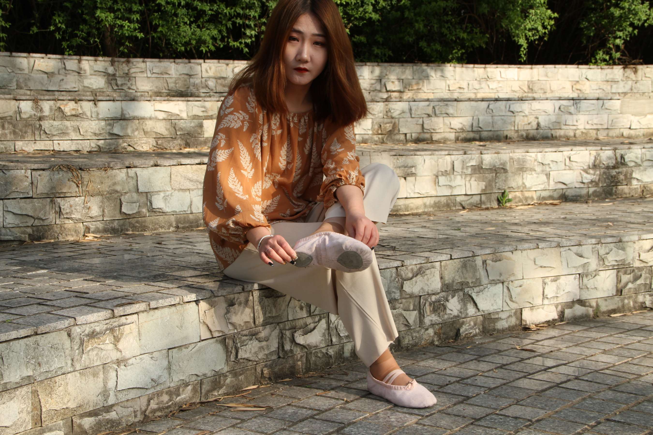 《师妹阳光下的舞鞋の短丝脚》作品图