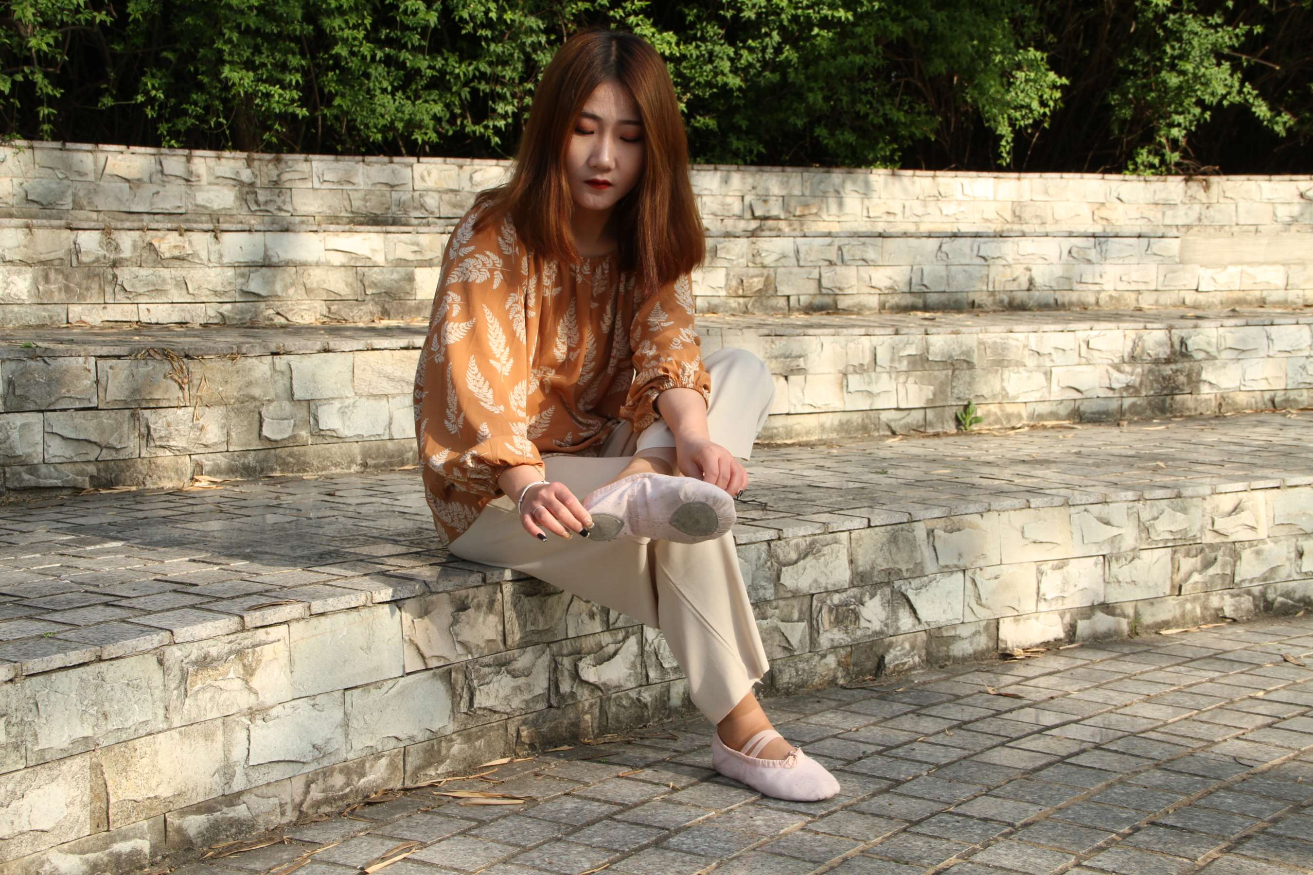 《师妹阳光下的舞鞋の短丝脚》作品图