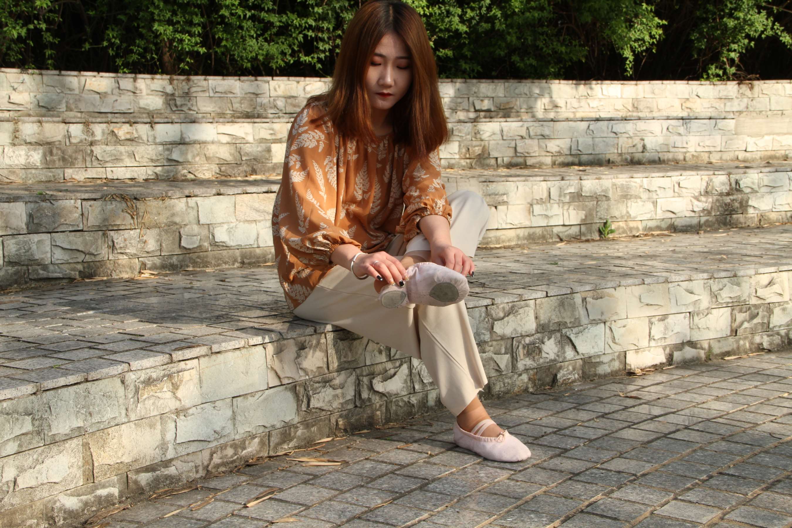 《师妹阳光下的舞鞋の短丝脚》作品图