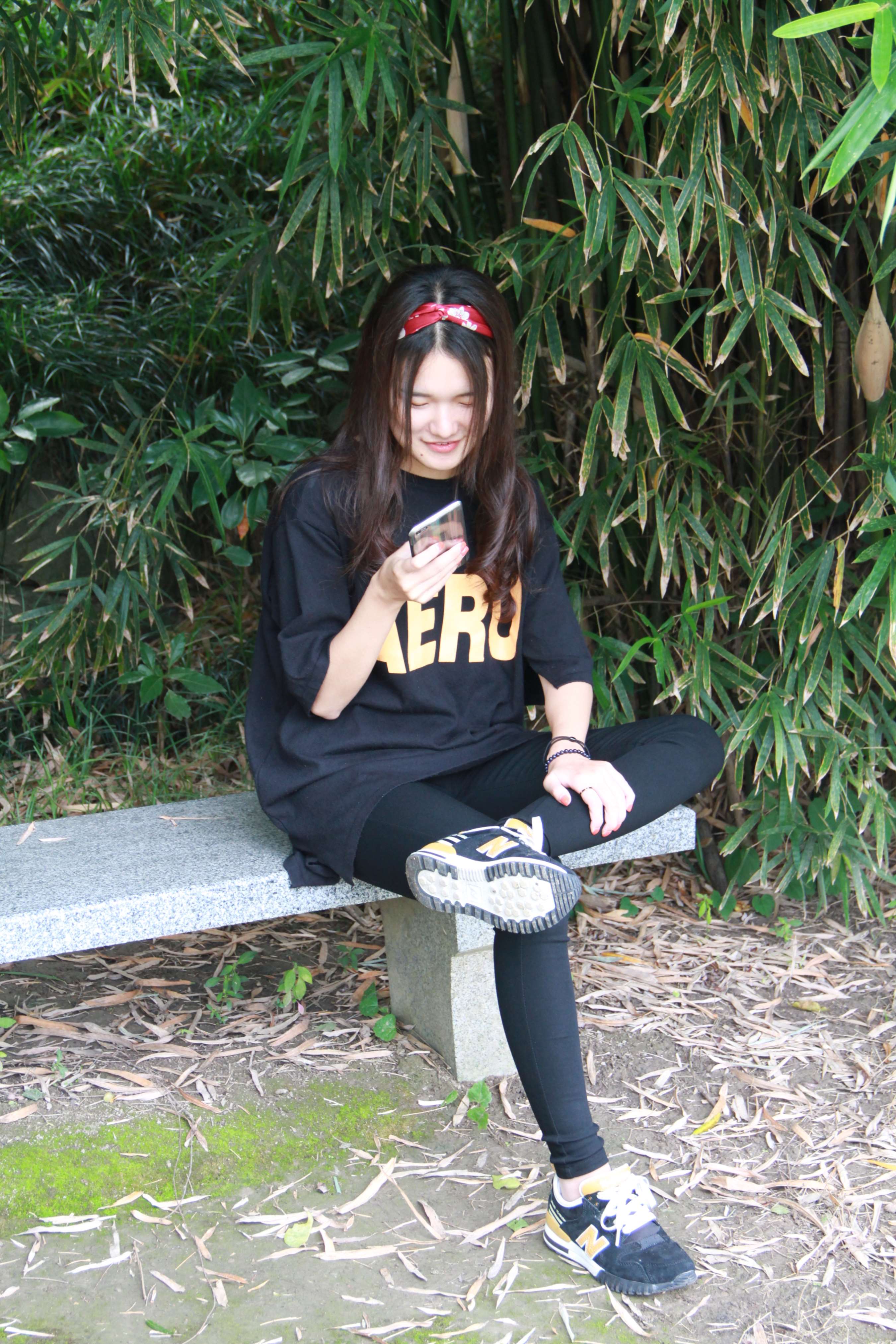 《刚刚上完体育课师妹从运动鞋脱出的丝足》作品图