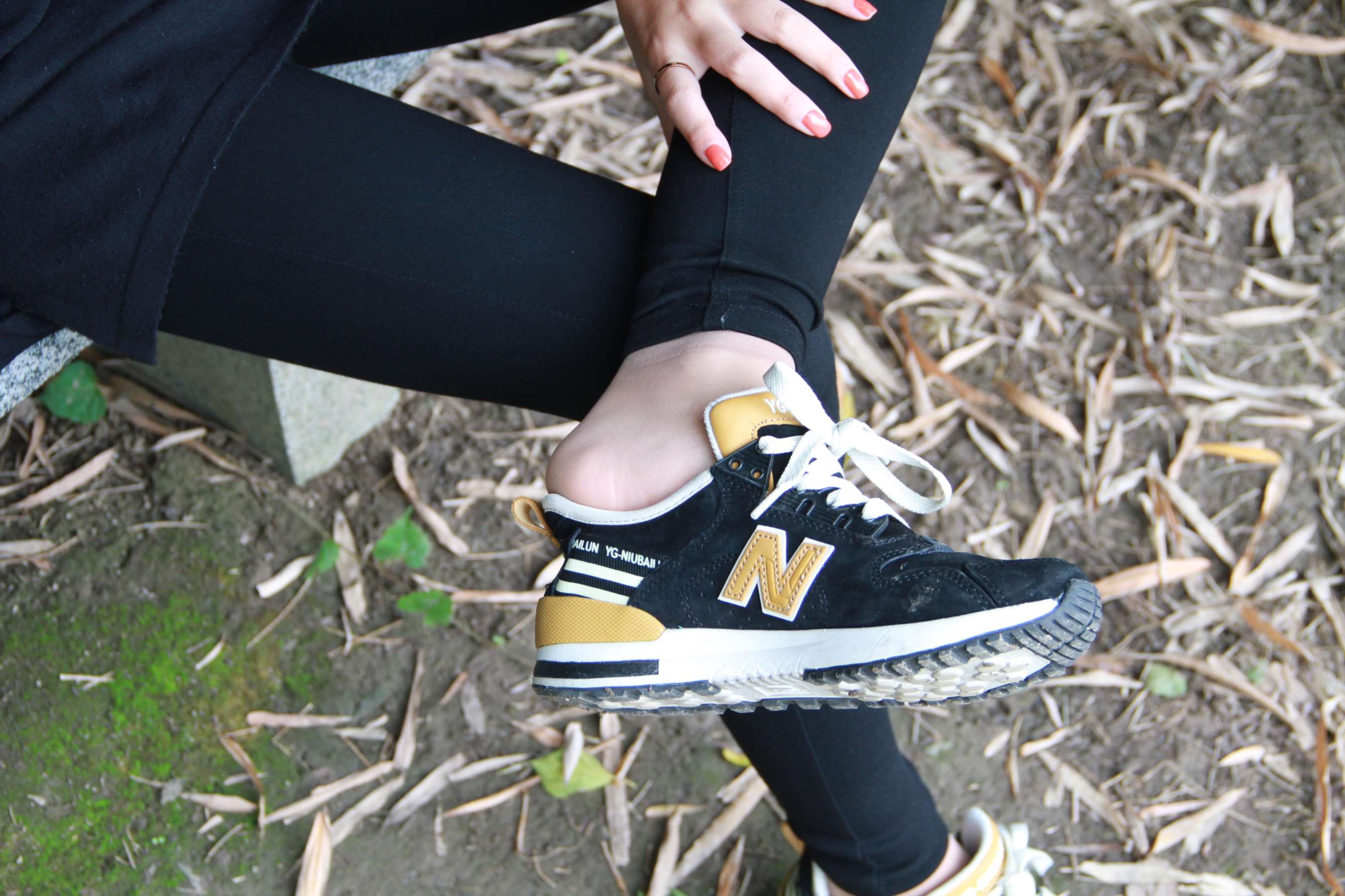 《刚刚上完体育课师妹从运动鞋脱出的丝足》作品图