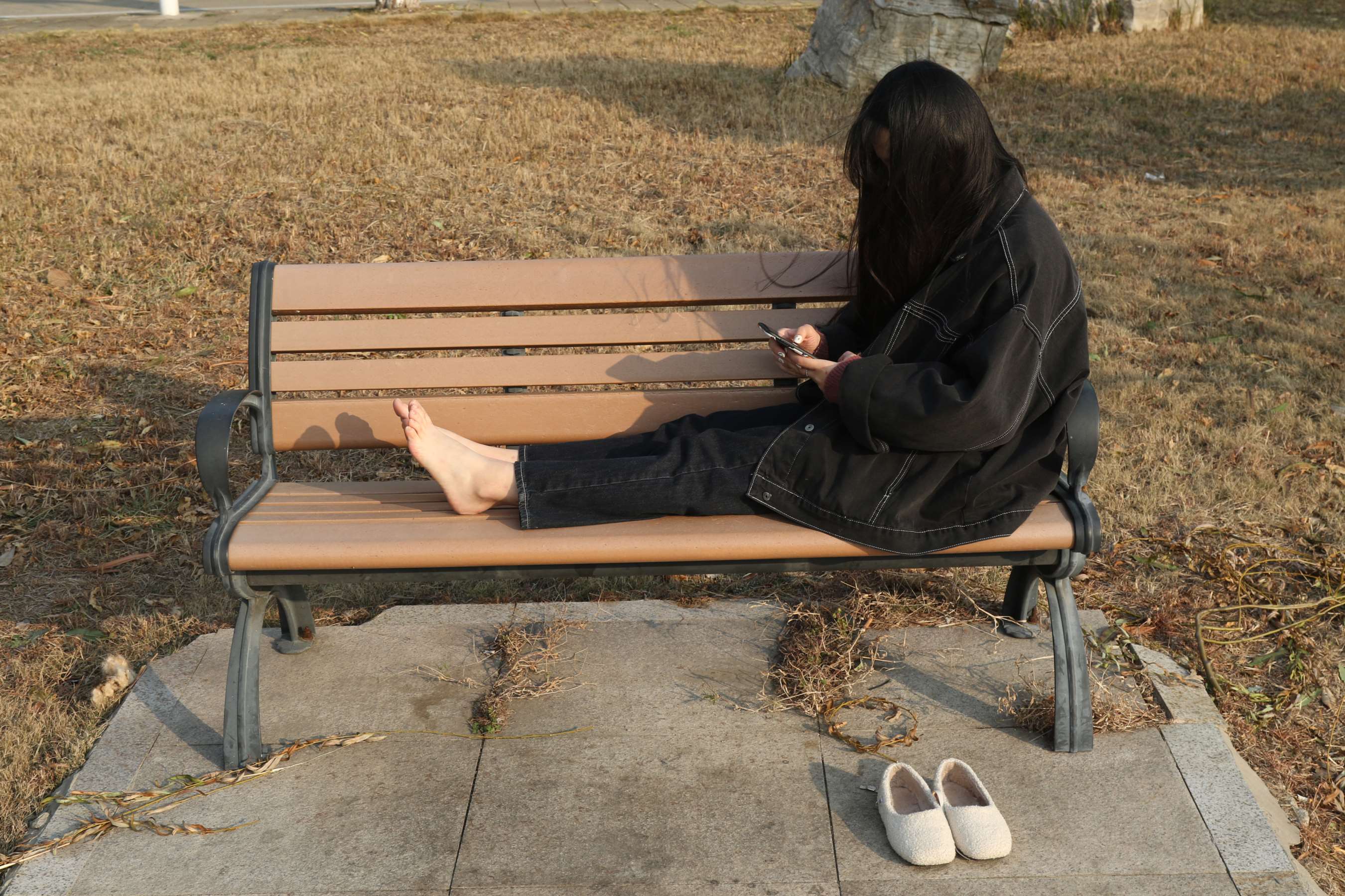 《师妹给小脚丫做个阳光浴》作品图