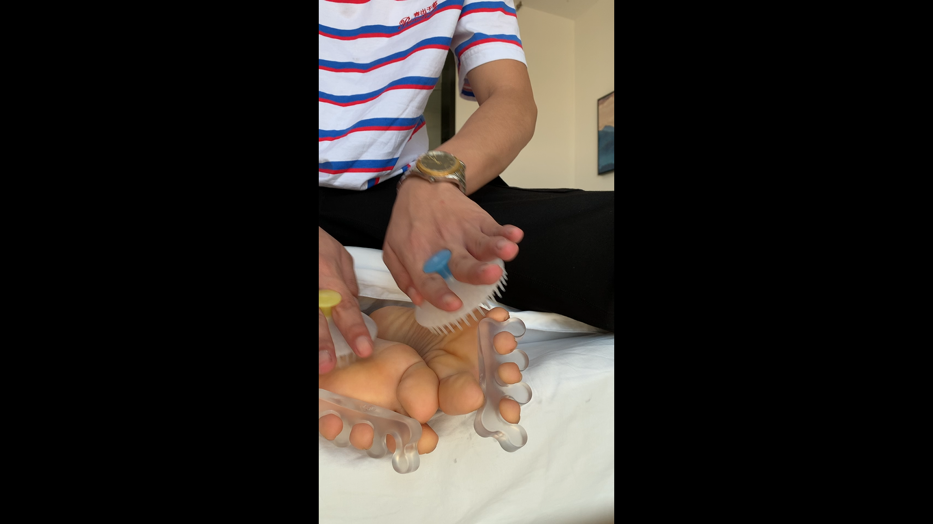 《挠眼镜学妹脚丫痒》作品图