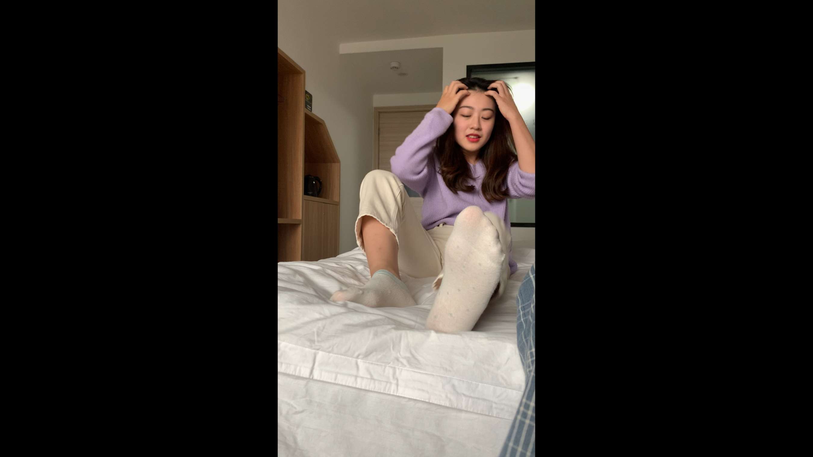 《挠白棉袜学妹脚心》作品图