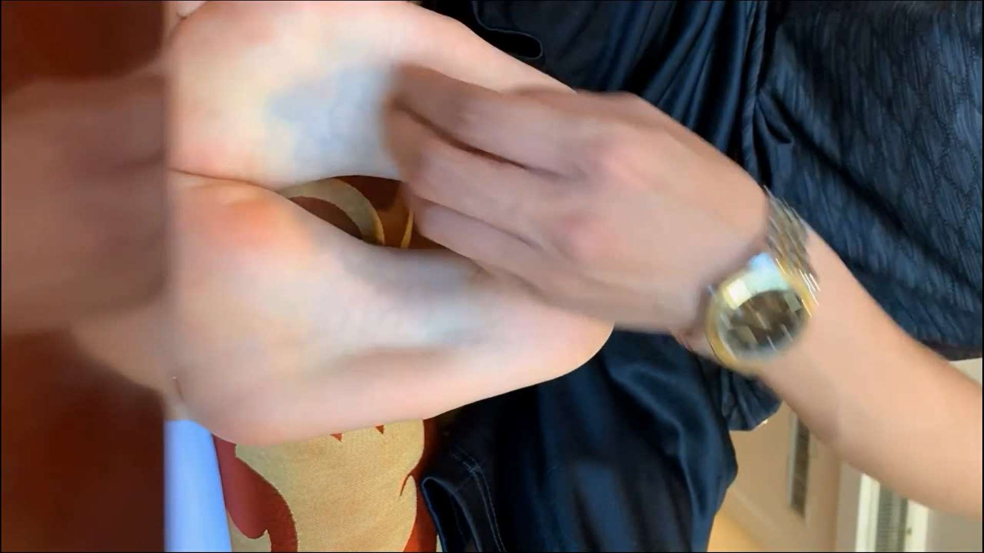 《挠戴眼罩学妹脚心》作品图