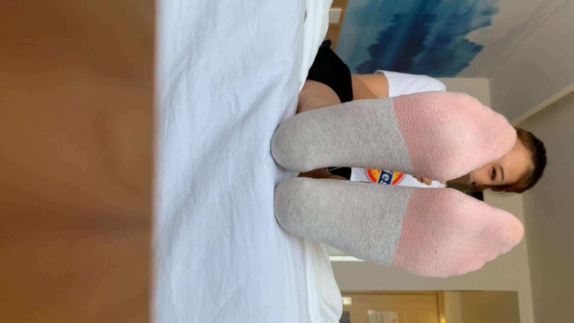 《挠丸子头学妹脚心》作品图