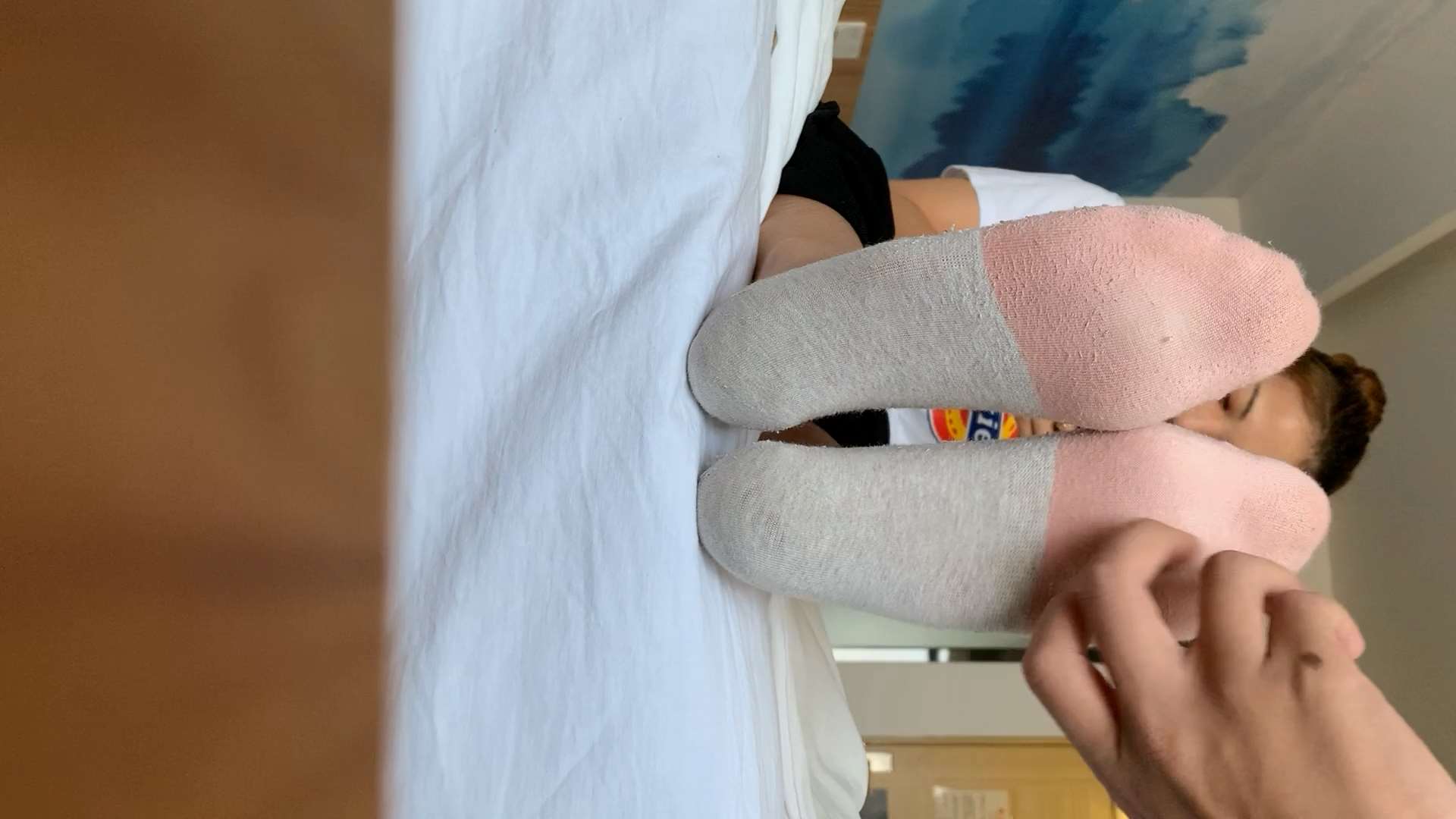 《挠丸子头学妹脚心》作品图