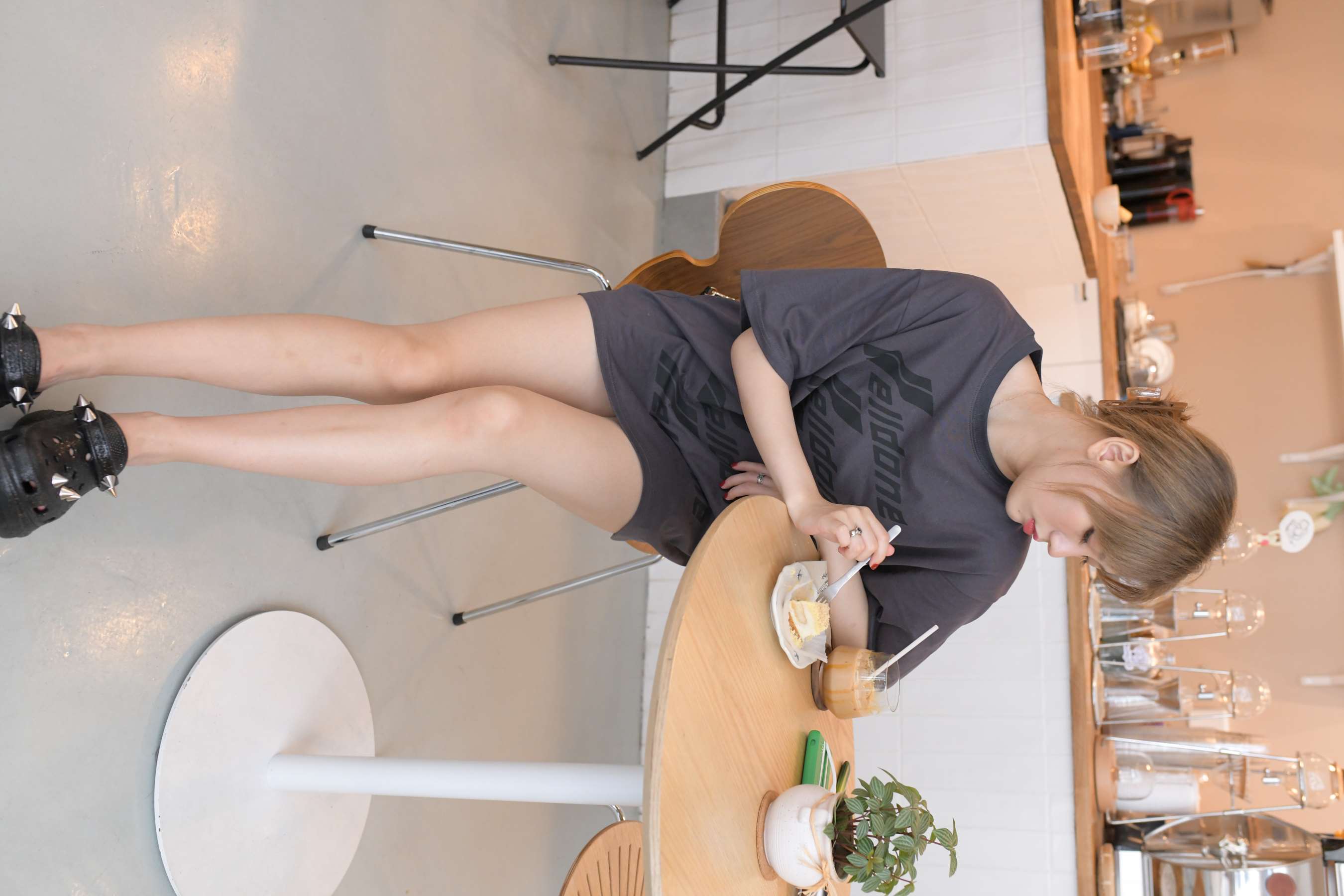 《学姐凉鞋嫩足》作品图