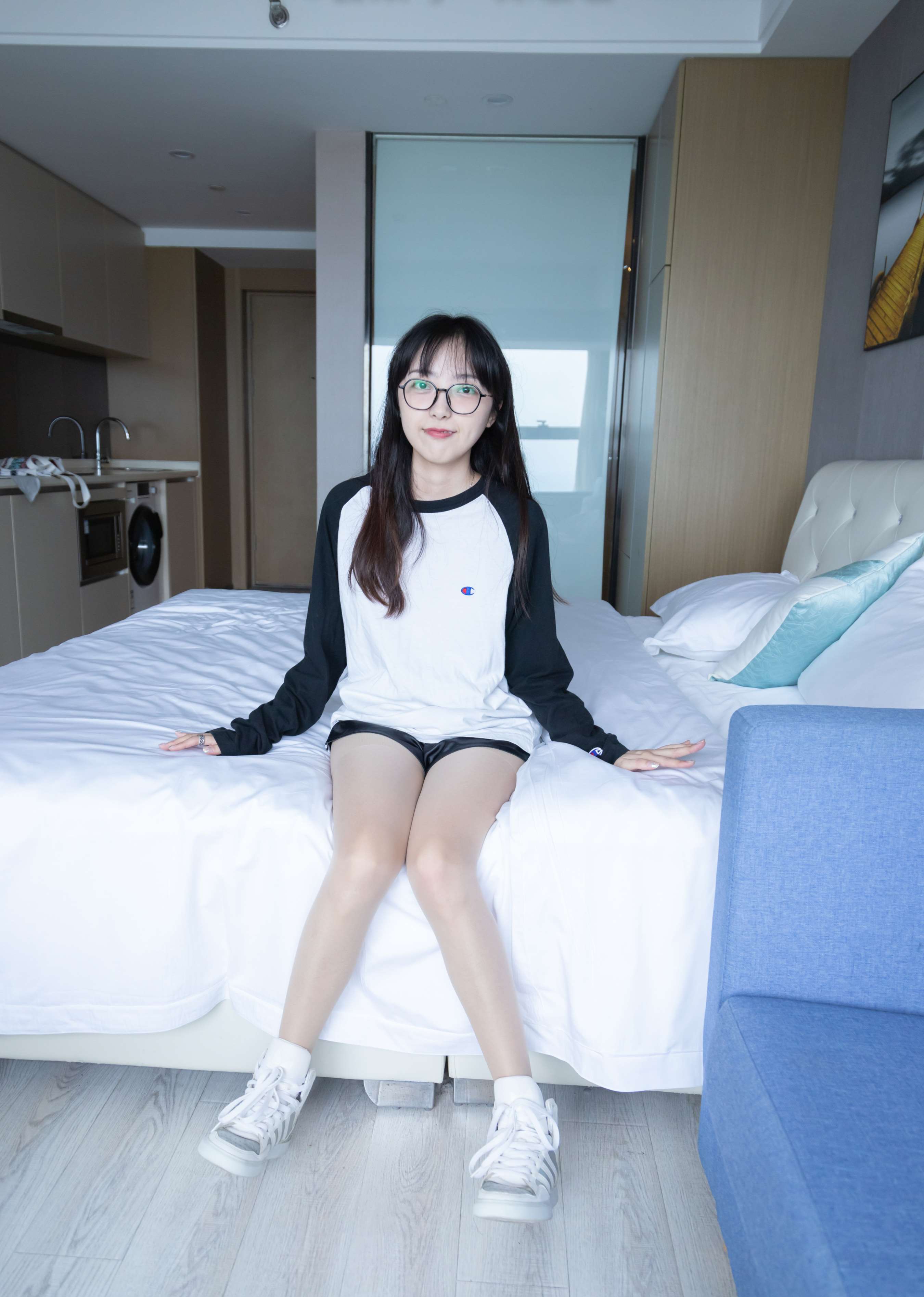 《小姐姐稚予阿迪板鞋の白色短棉袜套肉丝》作品图