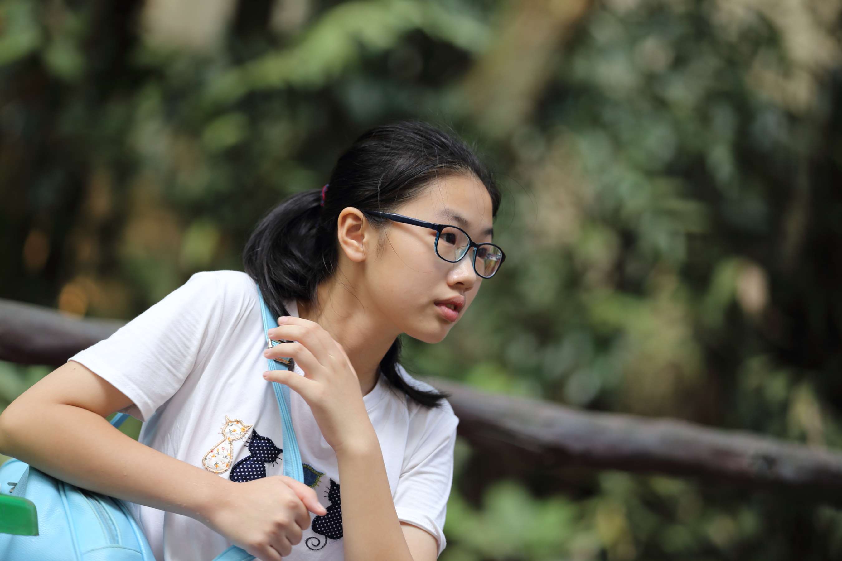 《清秀师妹和母亲郊游の嫩足戏水》作品图