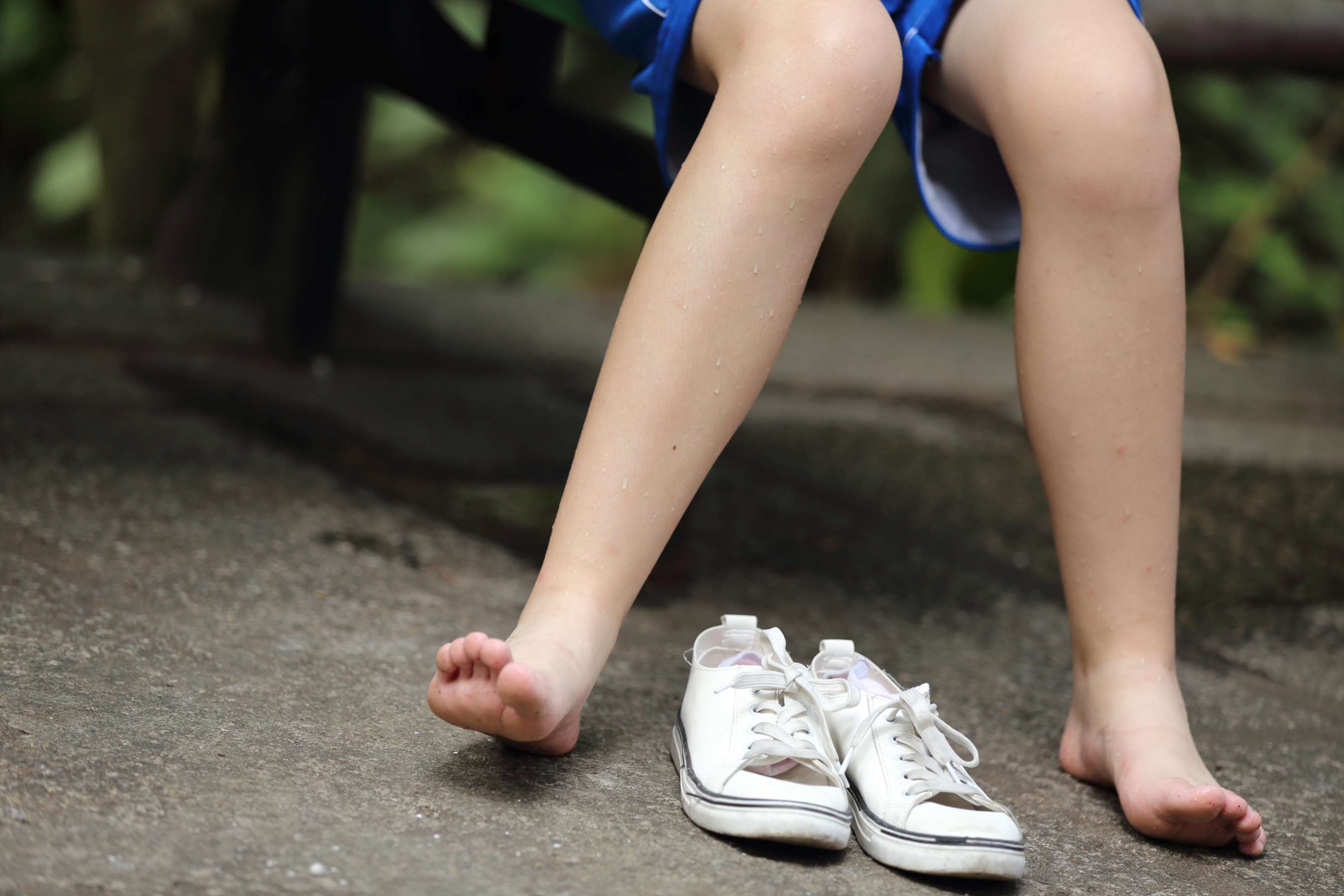 《清秀师妹和母亲郊游の嫩足戏水》作品图