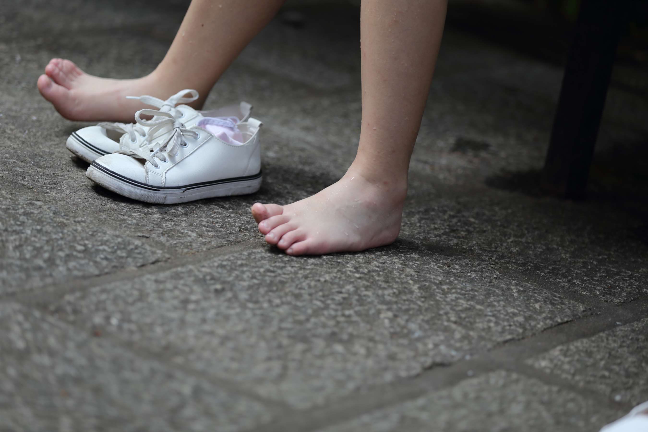 《清秀师妹和母亲郊游の嫩足戏水》作品图